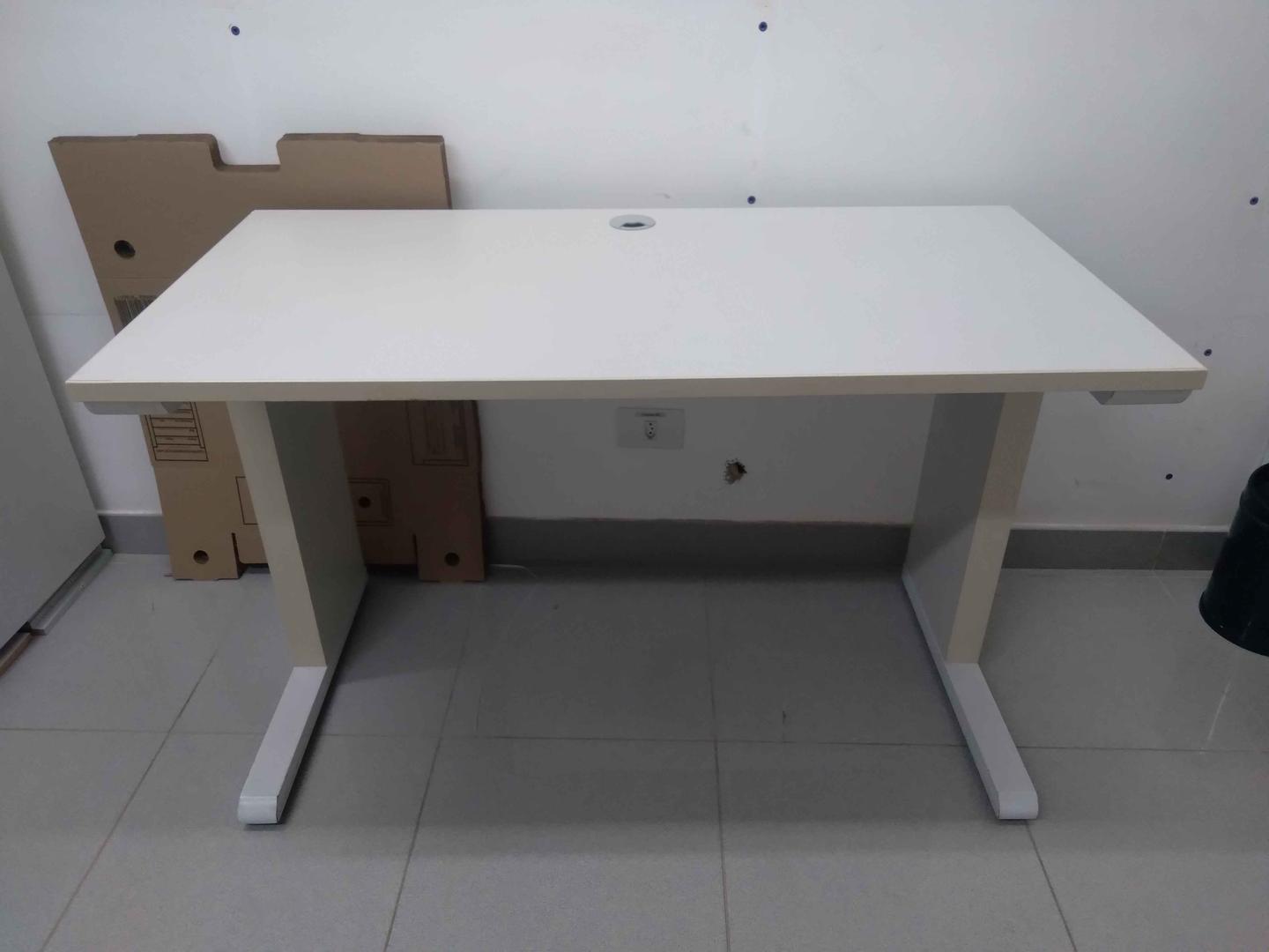 Escrivaninha reta em MDF Bege 75 cm x 121 cm x 61 cm