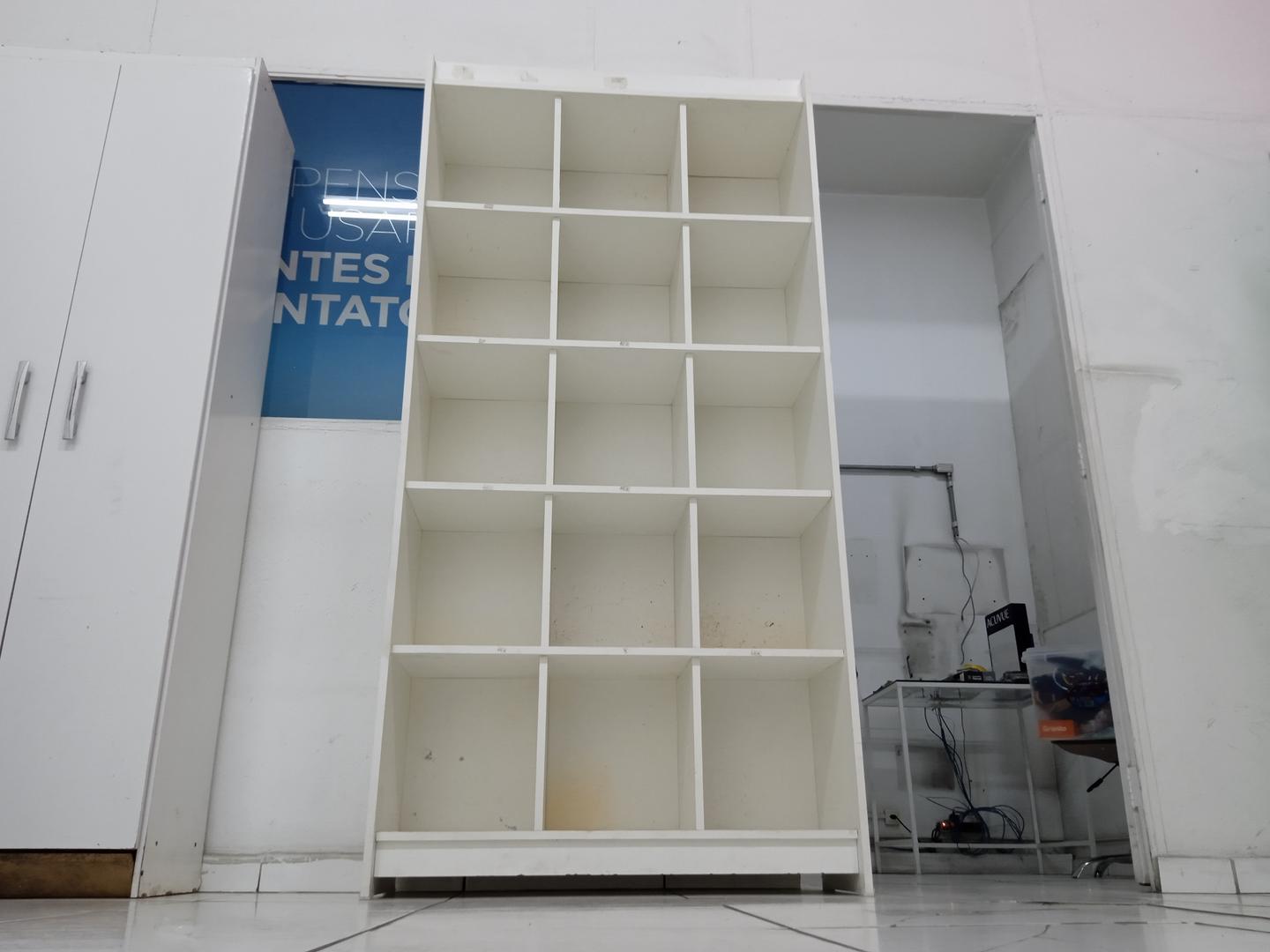 Estante Colméia c/ 15 nichos em MDF Branco 185 cm x 92 cm x 32 cm