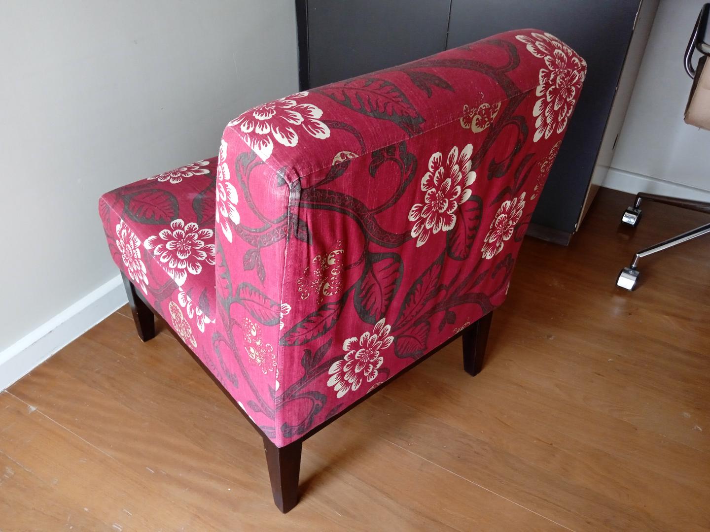 Poltrona fixa estofada s/ braços  em Tecido Vermelho 74 cm x 57 cm x 66 cm