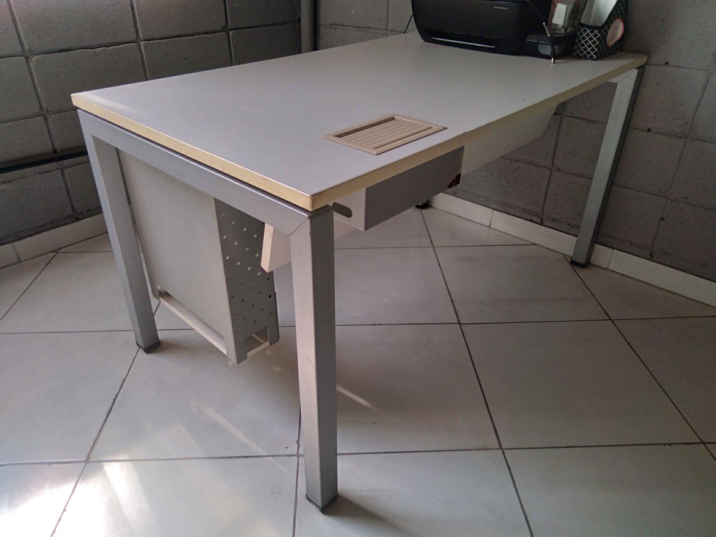 Mesa de escritório c/ saída de tomada e suporte CPU em MDF / Aço Bege