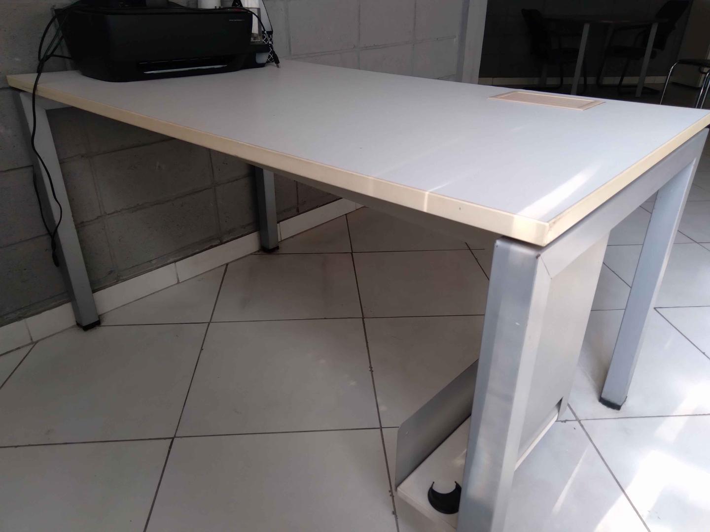 Mesa de escritório c/ saída de tomada e suporte CPU em MDF / Aço Bege