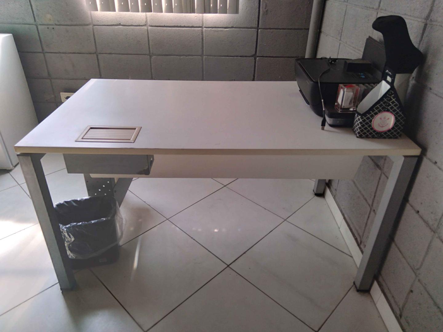 Mesa de escritório c/ saída de tomada e suporte CPU em MDF / Aço Bege