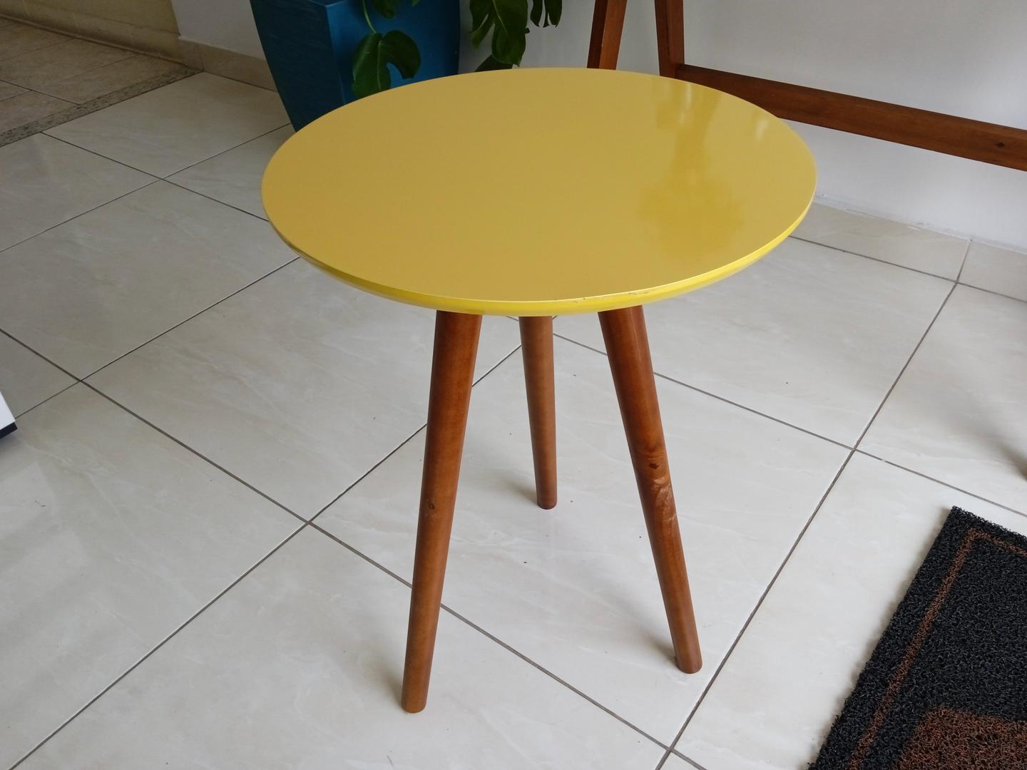 Mesa de apoio em MDF Amarelo 60 cm x 45 cm x 45 cm