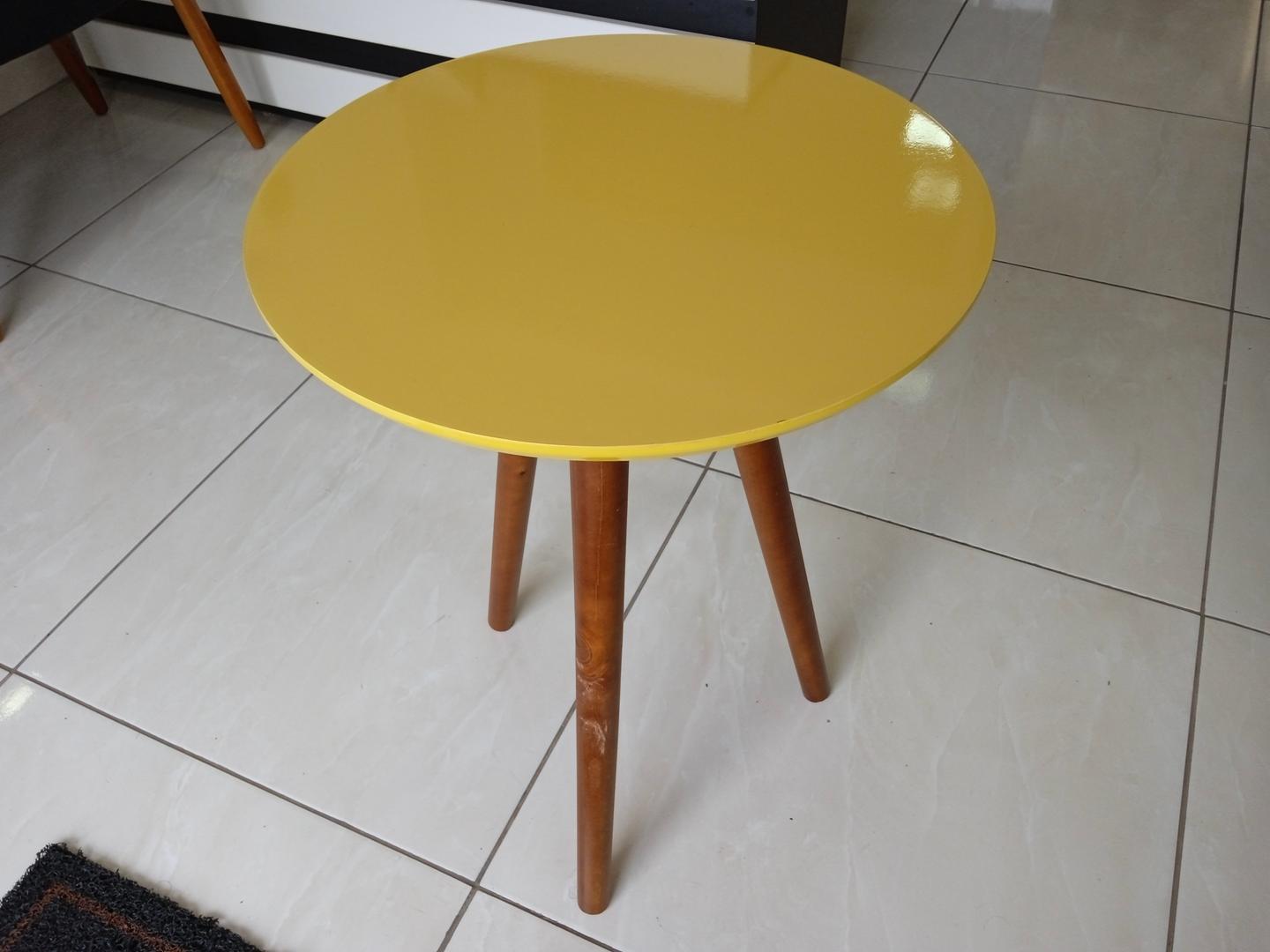 Mesa de apoio em MDF Amarelo 60 cm x 45 cm x 45 cm