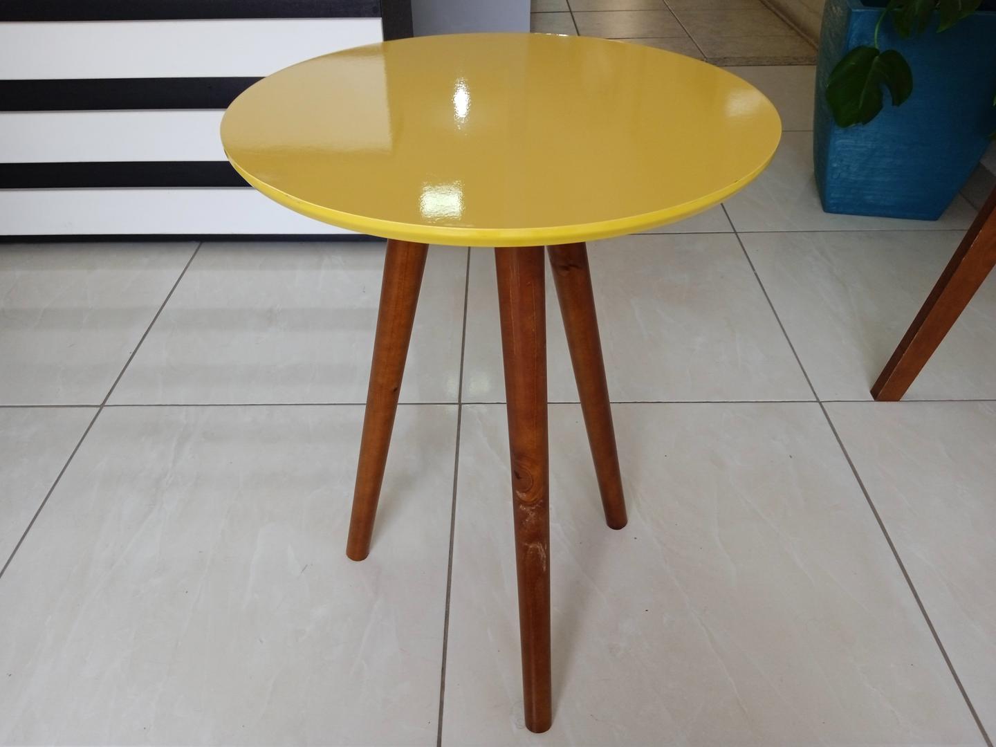 Mesa de apoio em MDF Amarelo 60 cm x 45 cm x 45 cm