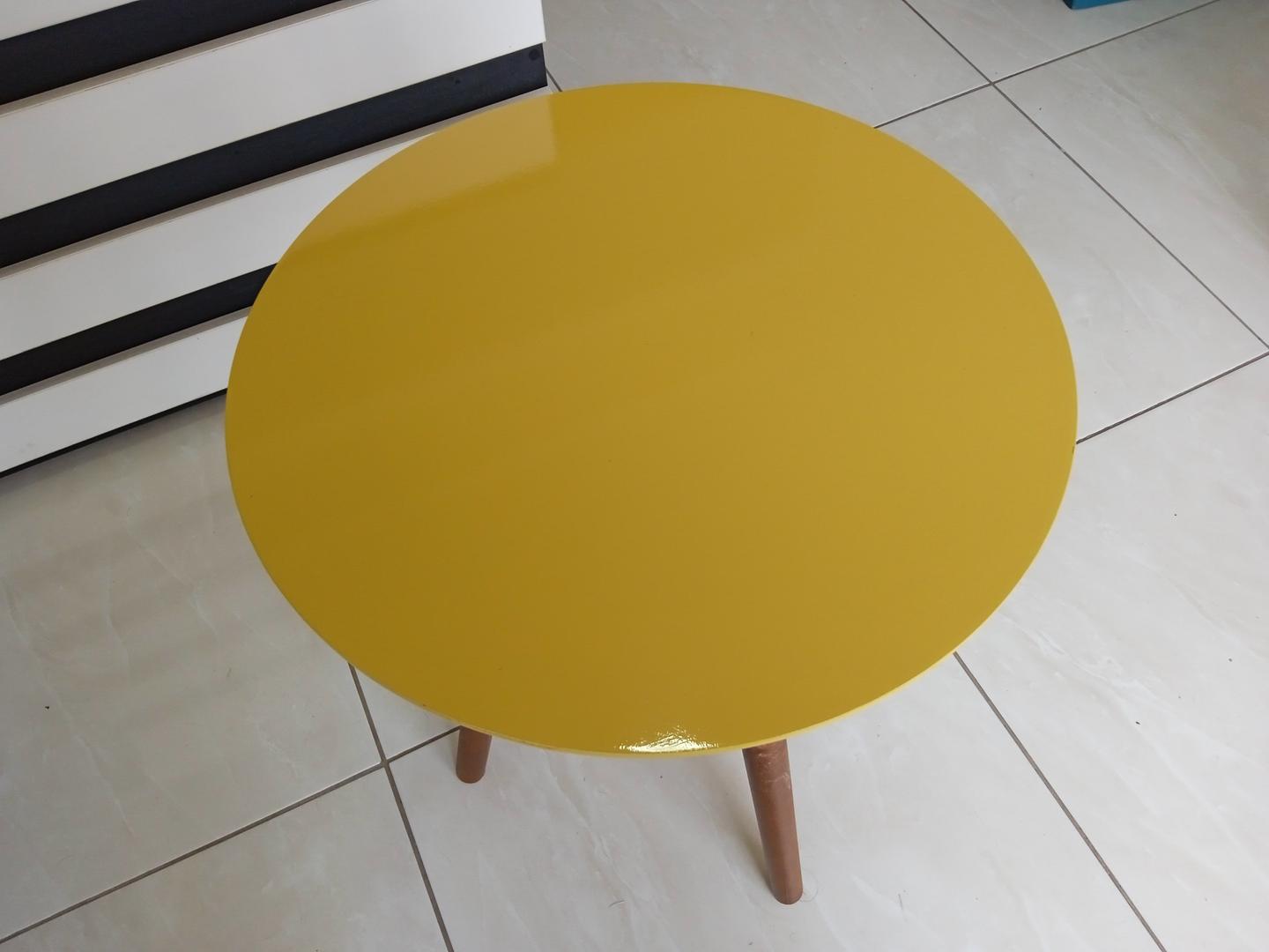 Mesa de apoio em MDF Amarelo 60 cm x 45 cm x 45 cm