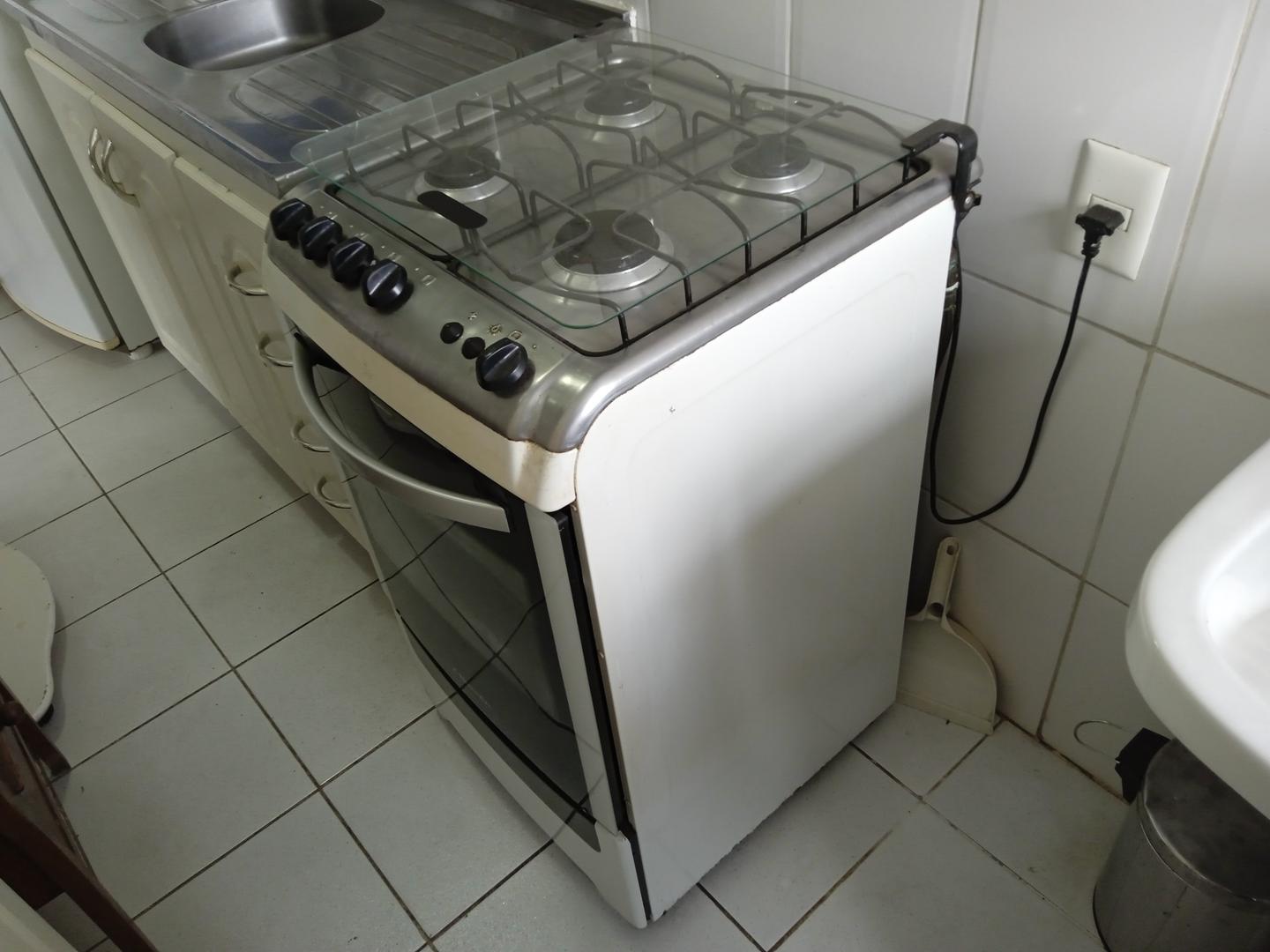 Fogão c/ 4 bocas Electrolux 52 SM em Aço / Plástico Branco 90 cm x 53 cm x 58 cm