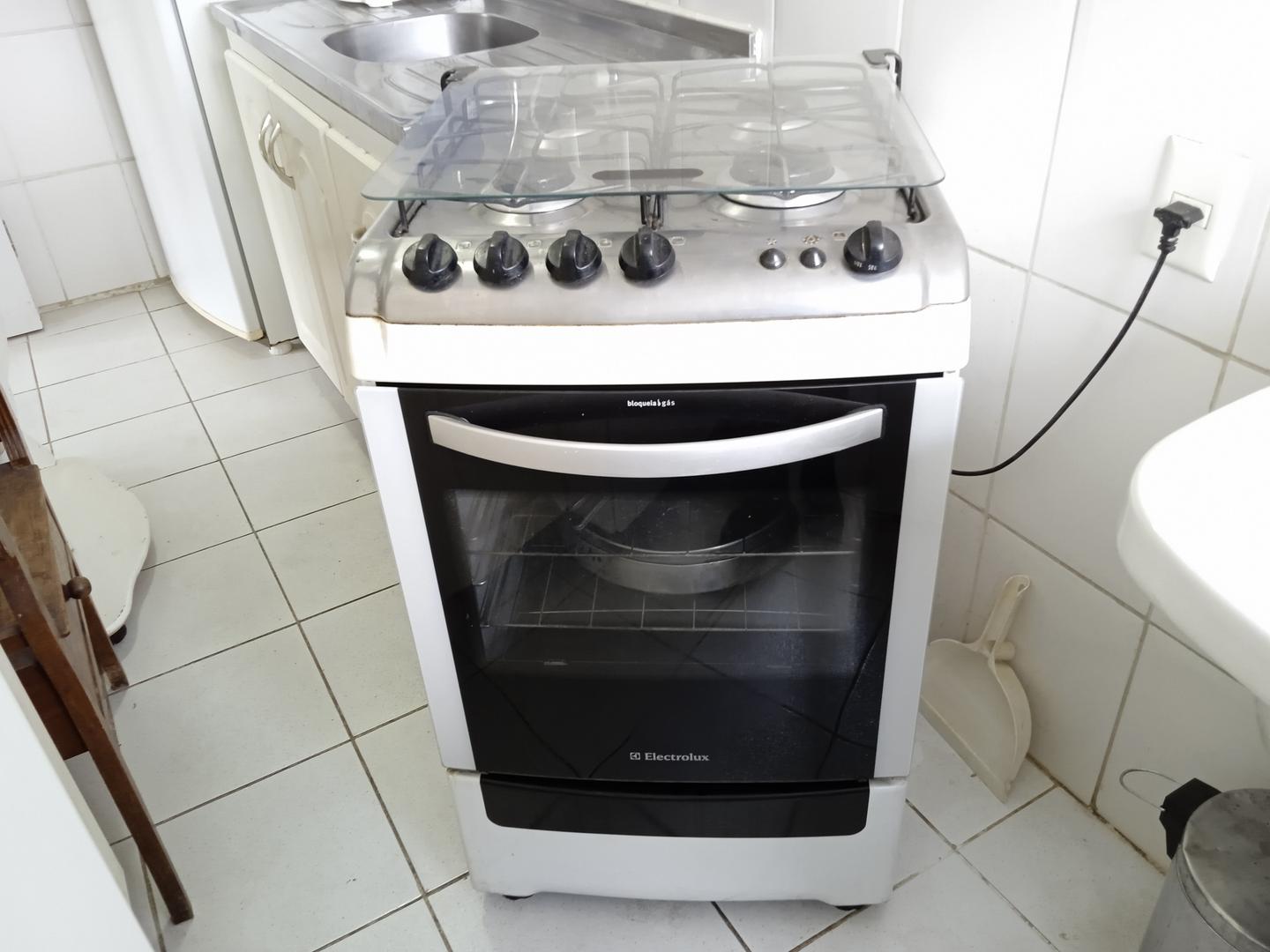 Fogão c/ 4 bocas Electrolux 52 SM em Aço / Plástico Branco 90 cm x 53 cm x 58 cm