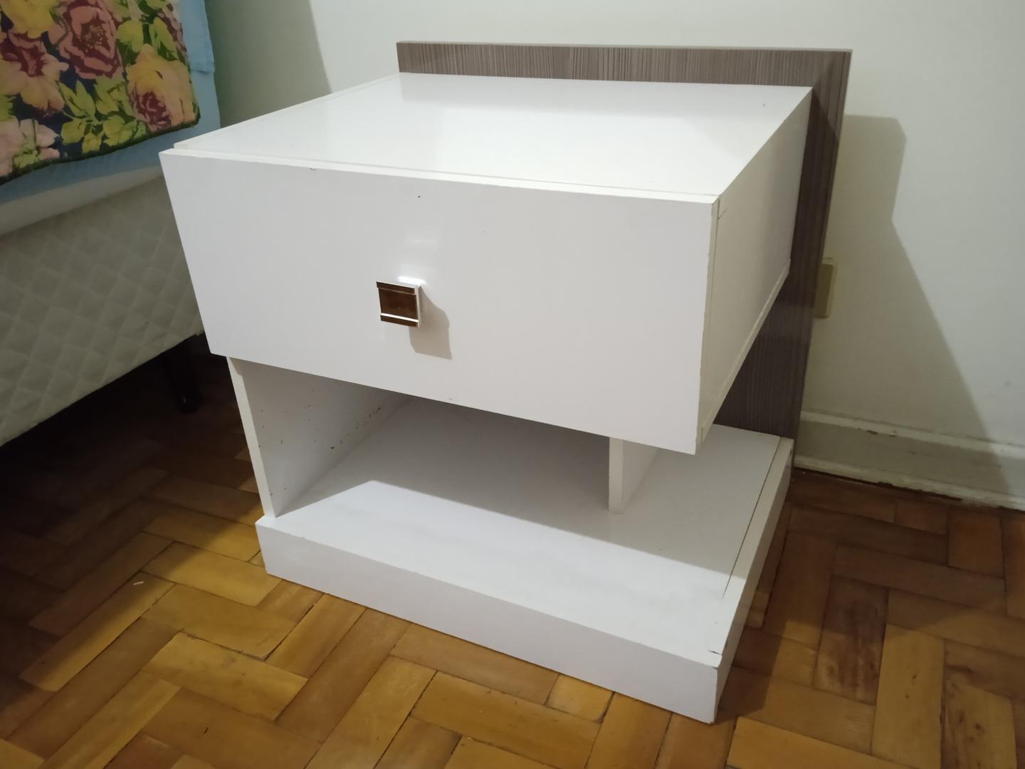 Mesa de cabeceira c/ 1 gaveta em MDF Branca 50 cm x 47 cm x 40 cm