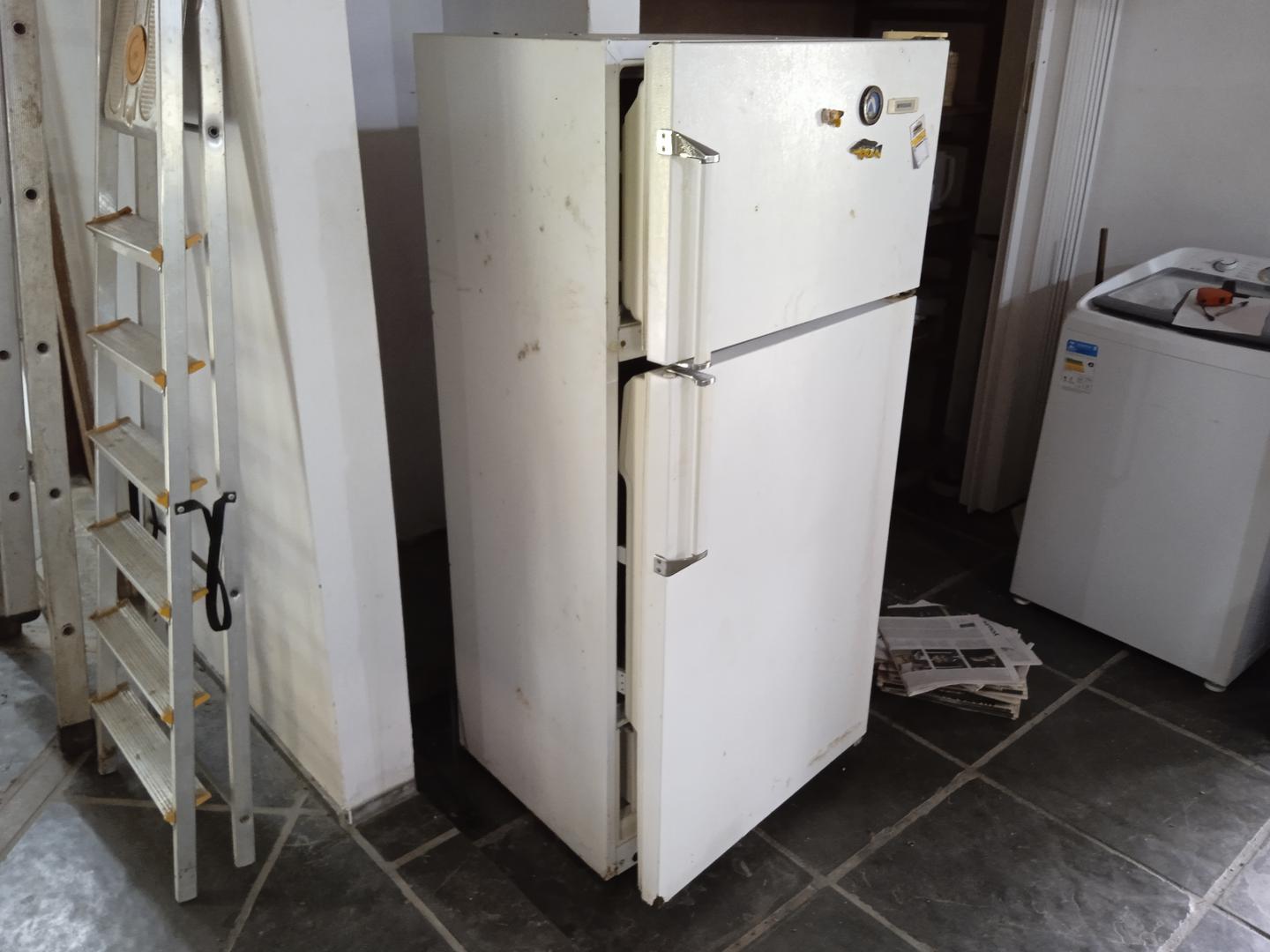 Geladeira Frigidaire em Aço Branco 154 cm x 72 cm x 60 cm