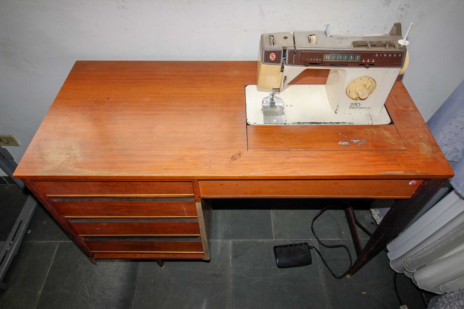Máquina de Costura com mesa Singer 270 Bobina Mágica 78 cm x 110 cm x 50 cm
