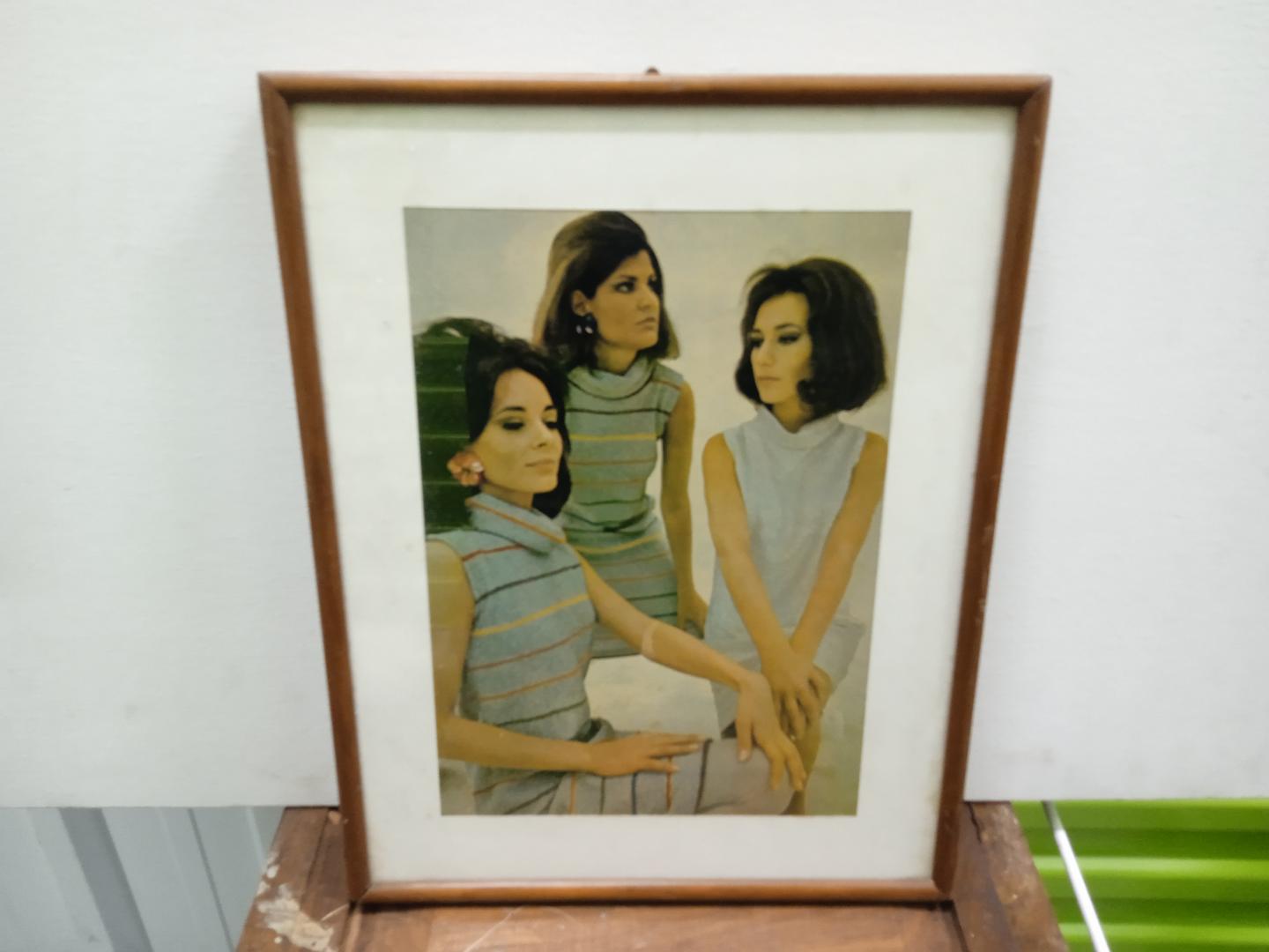 Quadro /Tela /Pintura c/ moldura 3 mulheres em Tela / MDF Branco 44 cm x 33 cm x 3 cm