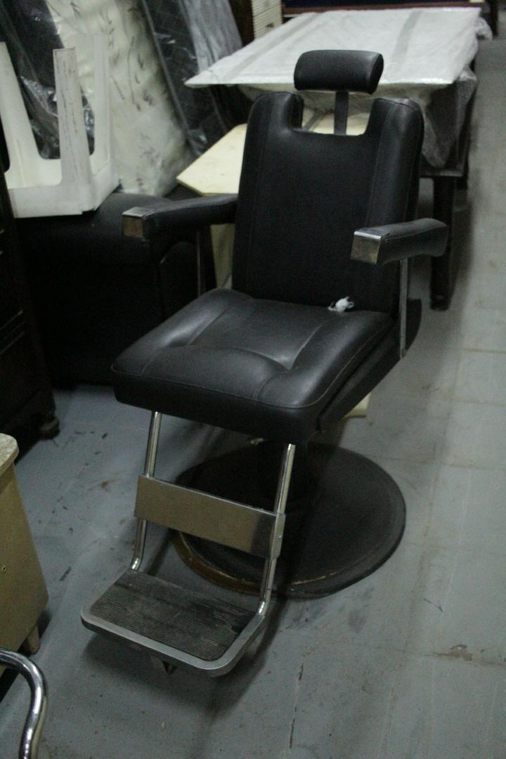 Cadeira de cabeleireiro Ferrante, na cor peta, medindo 102 cm x 95 cm