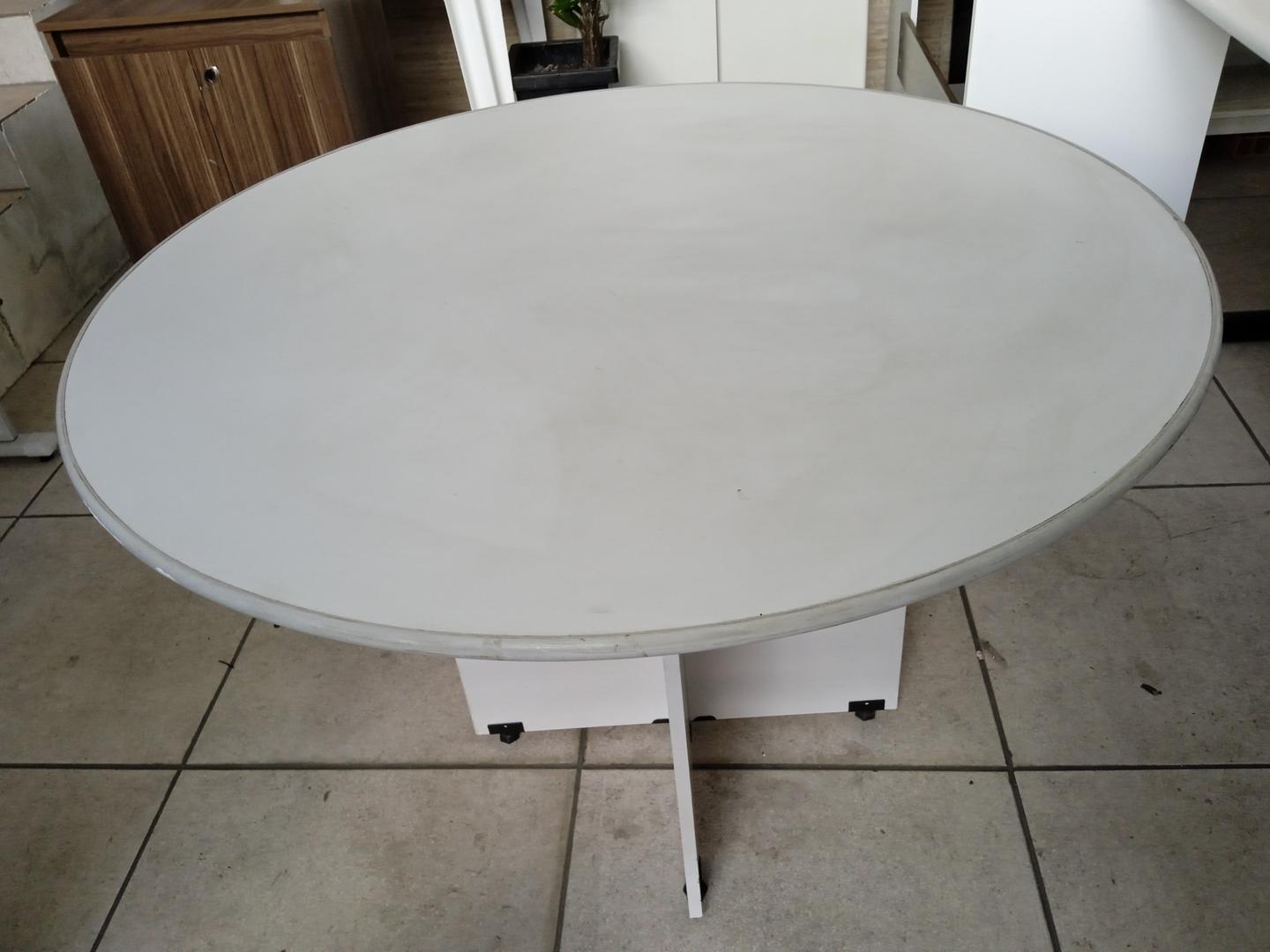 Mesa de apoio redonda em MDF Cinza 74 cm x 110 cm x 110 cm