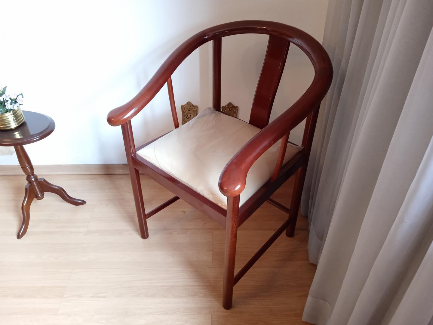 Cadeira fixa estofada c/ braços em Madeira / Estofado Marrom 80 cm x 60 cm x 60 cm
