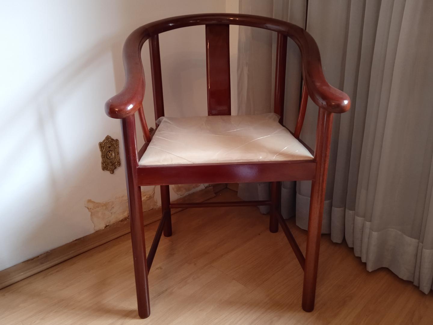 Cadeira fixa estofada c/ braços em Madeira / Estofado Marrom 80 cm x 60 cm x 60 cm