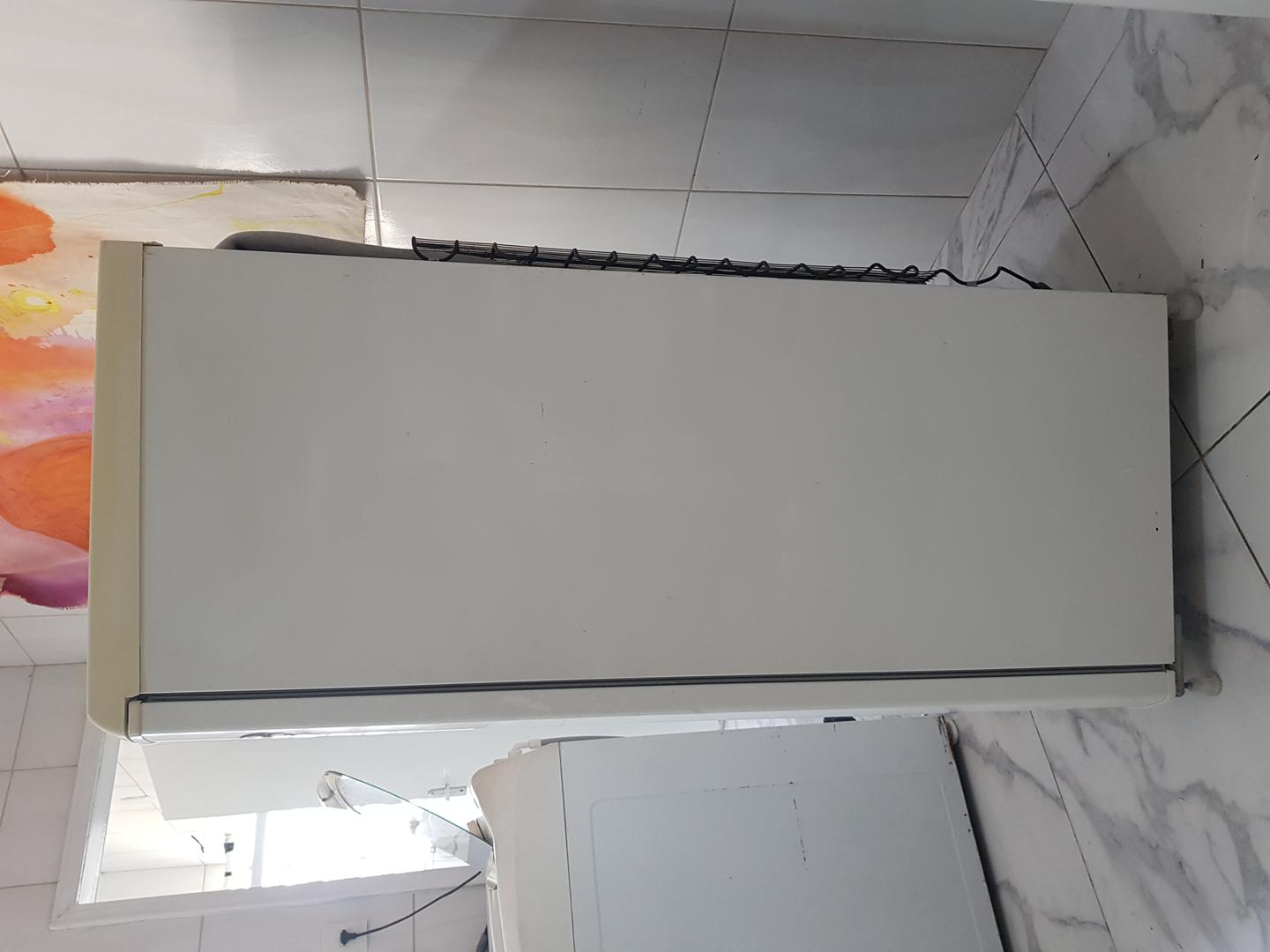 Geladeira Electrolux RE28 Super em Aço Branco 142 cm x 55 cm x 55 cm