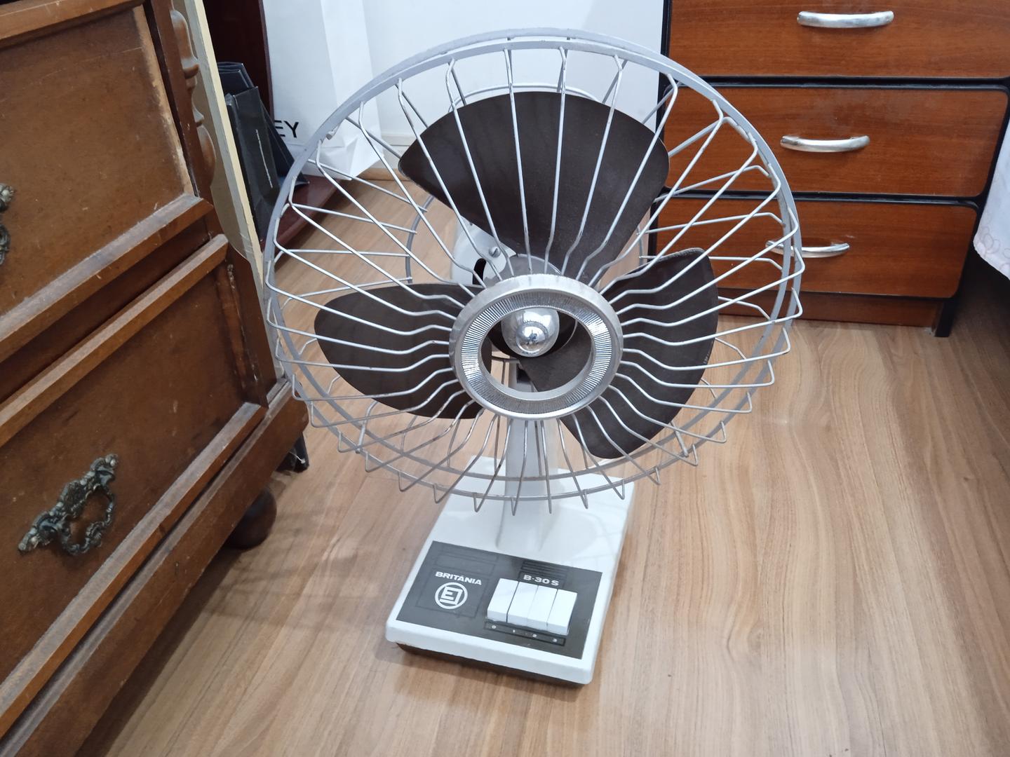 Ventilador Antigo Britânia B-30S em Aço / Plástico Cinza 51 cm x 35 cm x 28 cm