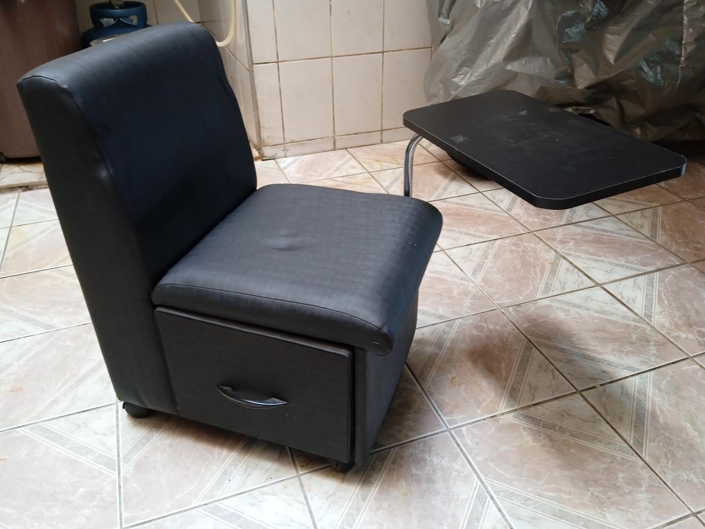 Cadeira de manicure c/ 1 gaveta e rodas em Madeira / Estofado Preto