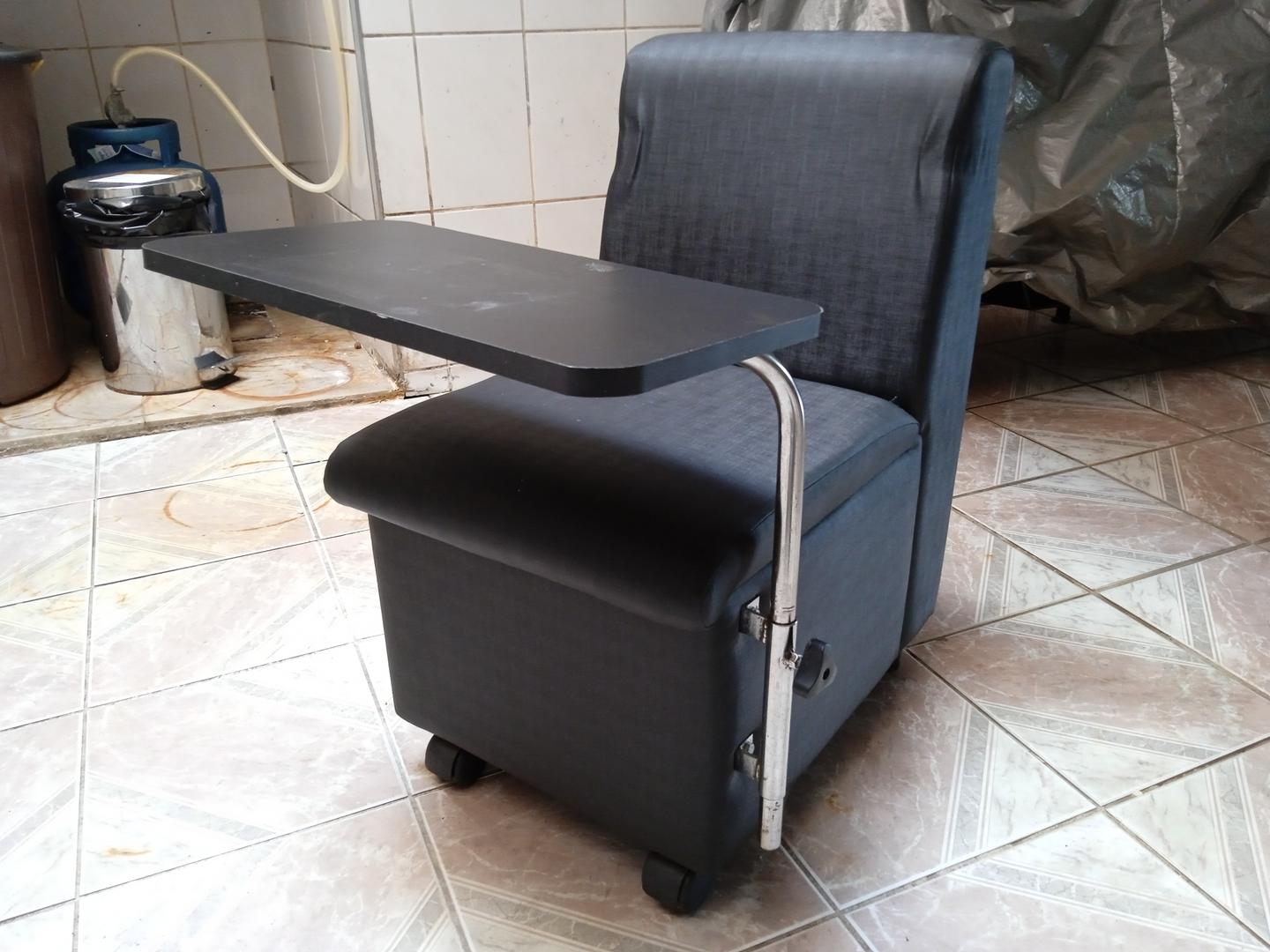 Cadeira de manicure c/ 1 gaveta e rodas em Madeira / Estofado Preto