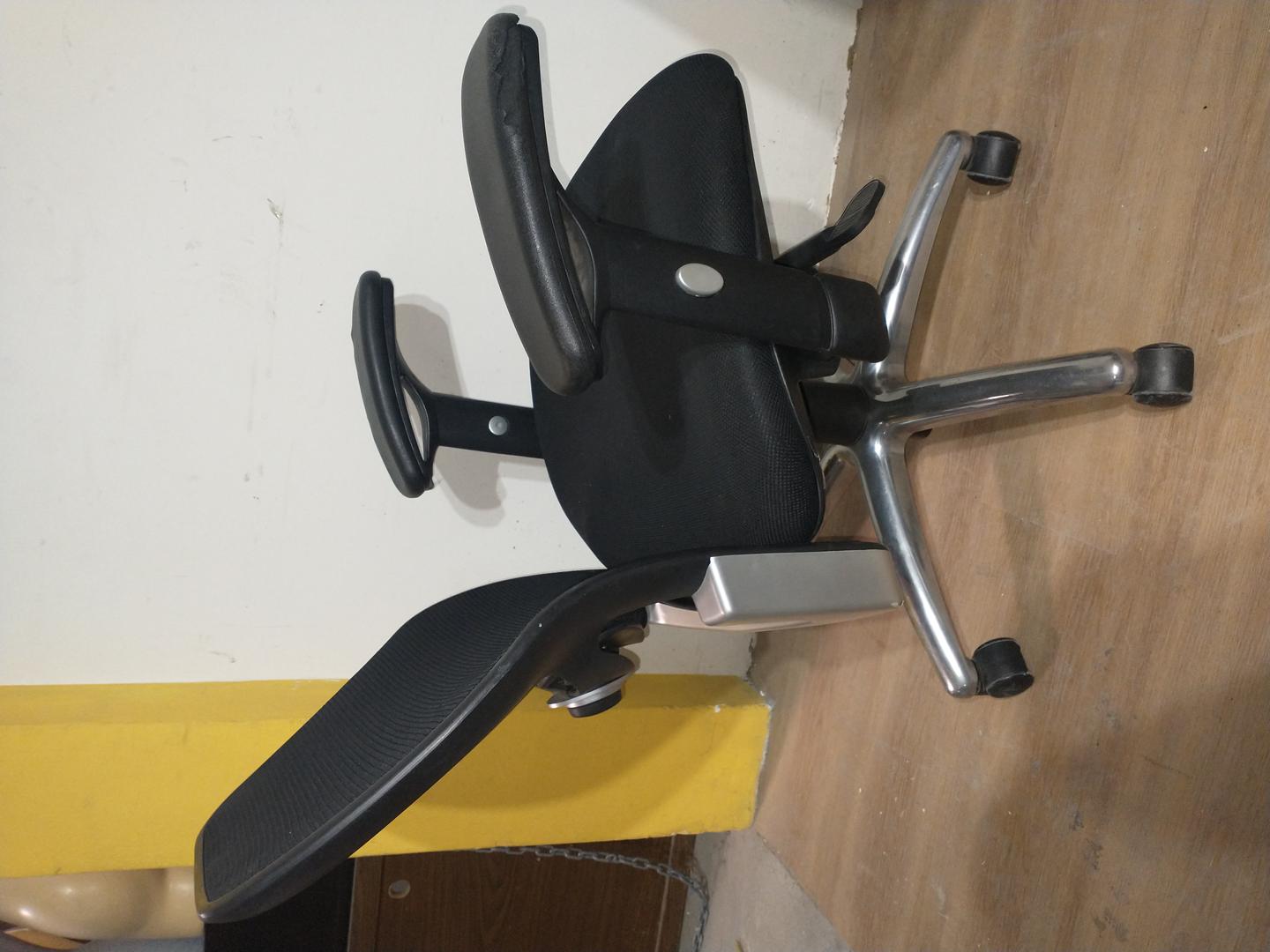 Cadeira de Escritório Giratória c/ rodas e braços  em Estofado Preto