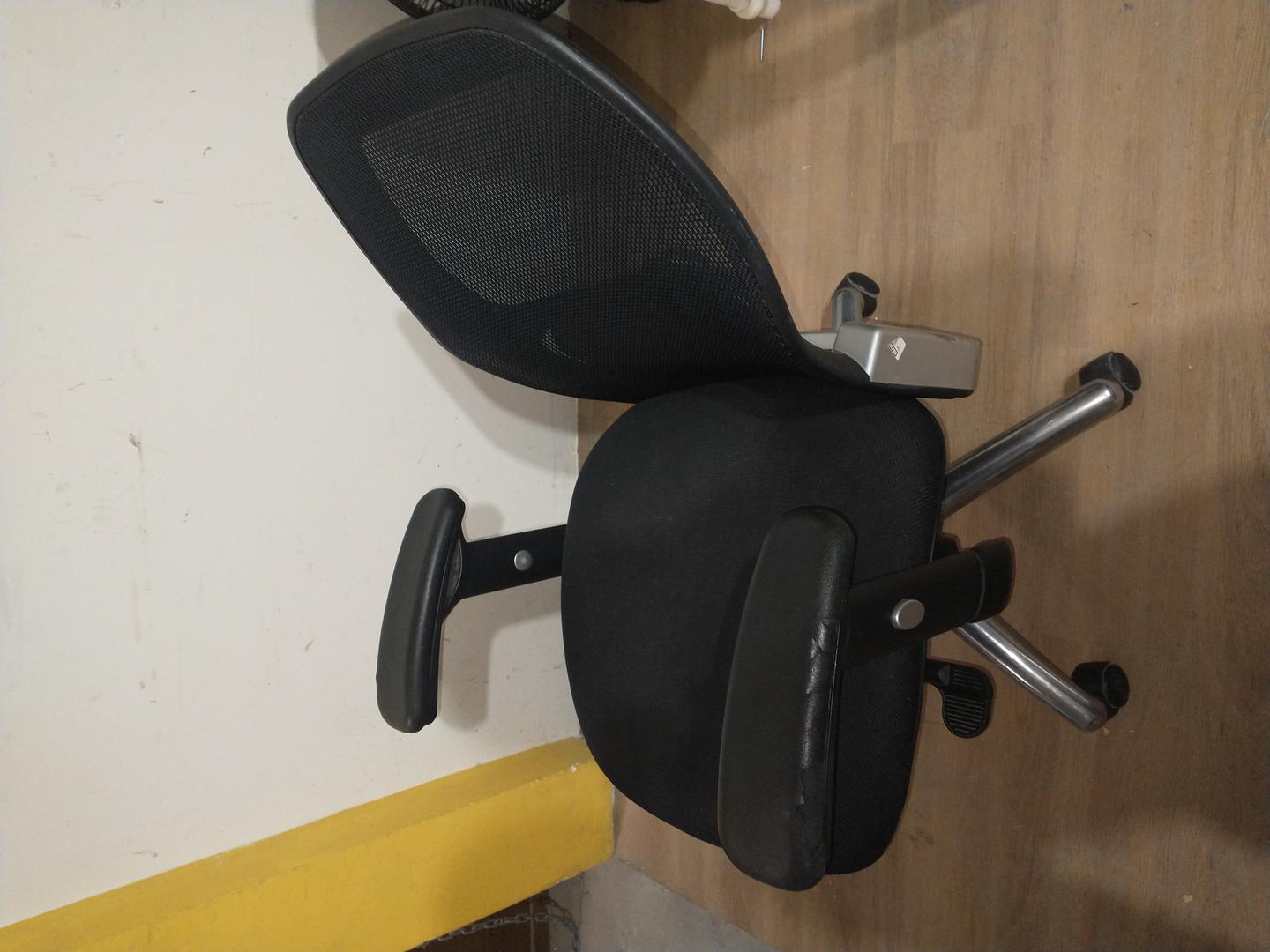 Cadeira de Escritório Giratória c/ rodas e braços  em Estofado Preto