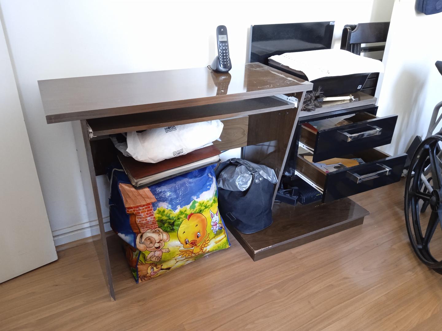 Mesa de computador c/ 2 gavetas e 1 prancha de correr em MDF Marrom