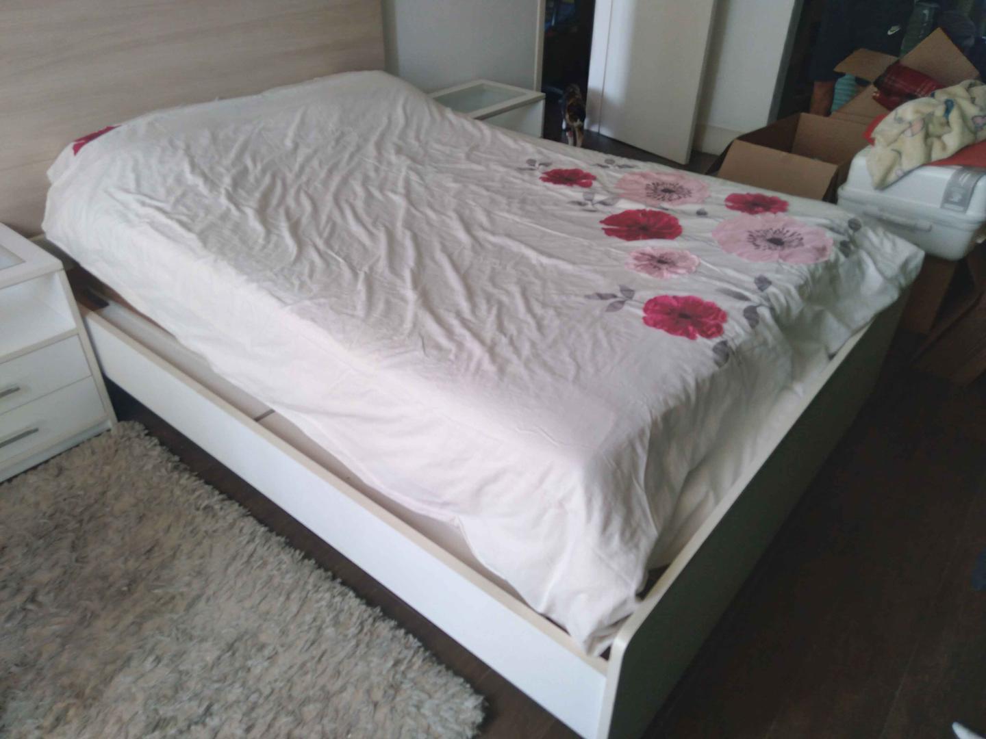 Cama Queen s/ colchão  em MDF Branco 49 cm x 166 cm x 208 cm