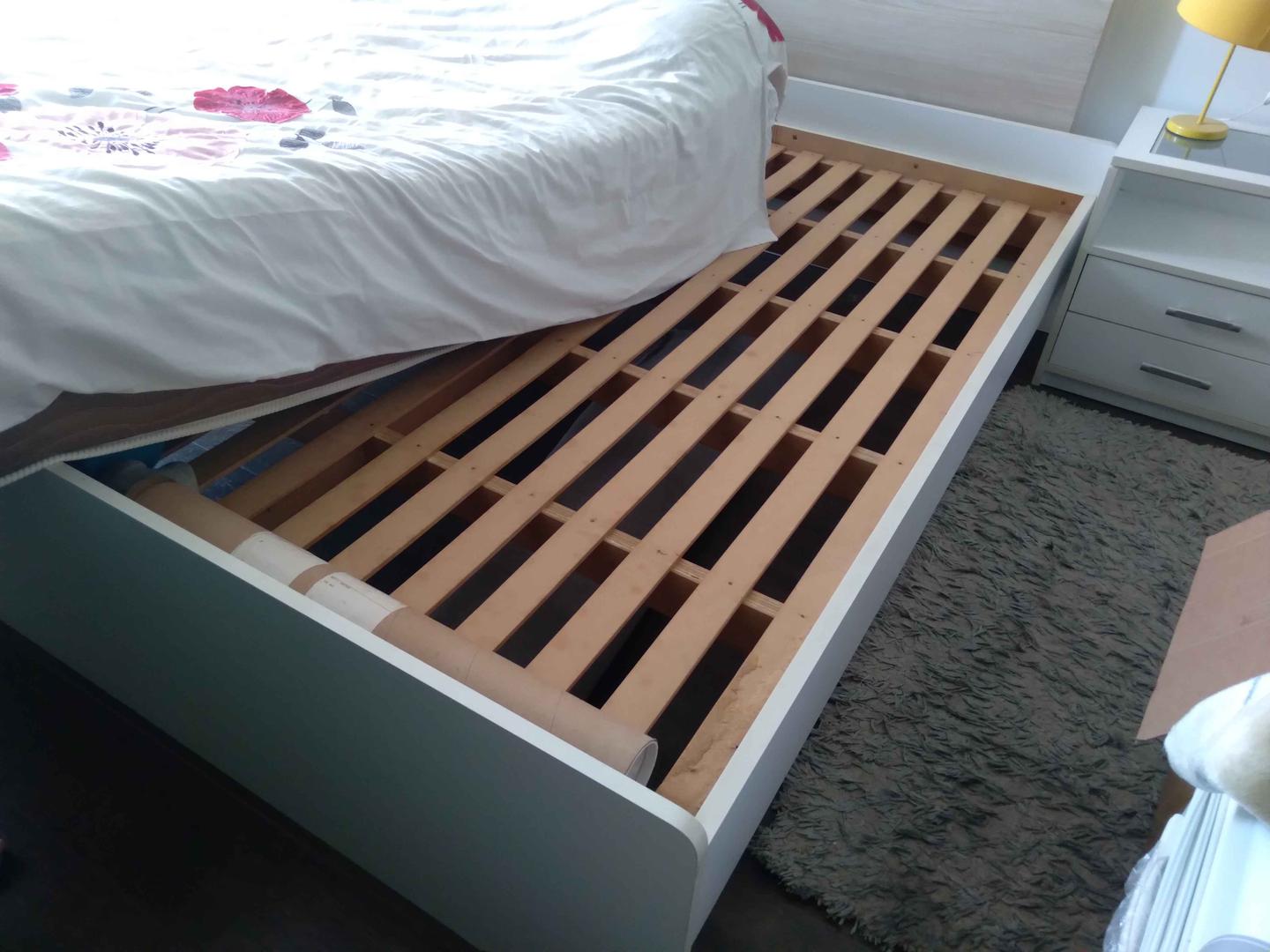 Cama Queen s/ colchão  em MDF Branco 49 cm x 166 cm x 208 cm