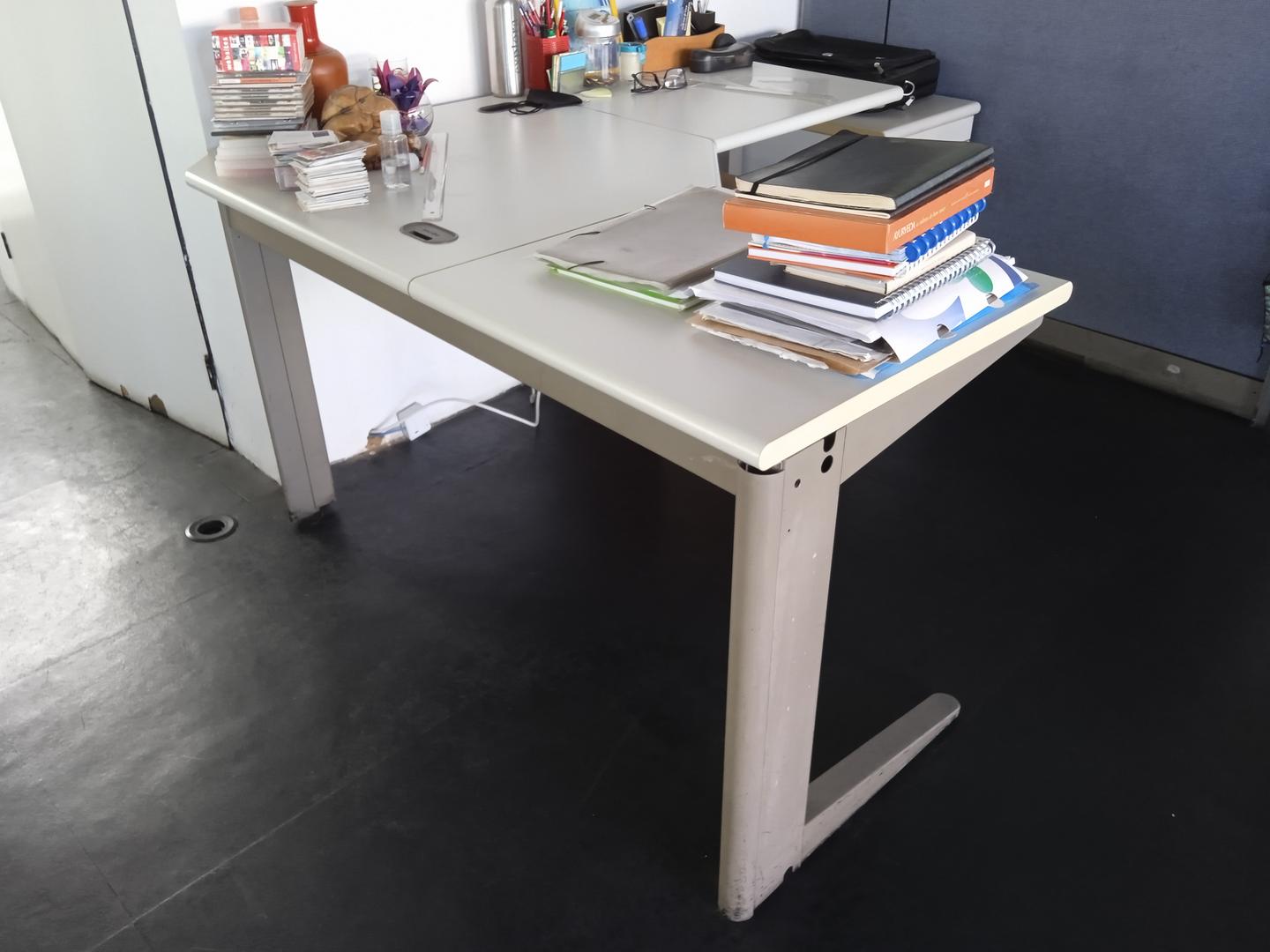 Mesa de escritório em MDF / Aço Bege 73 cm x 140 cm x 140 cm