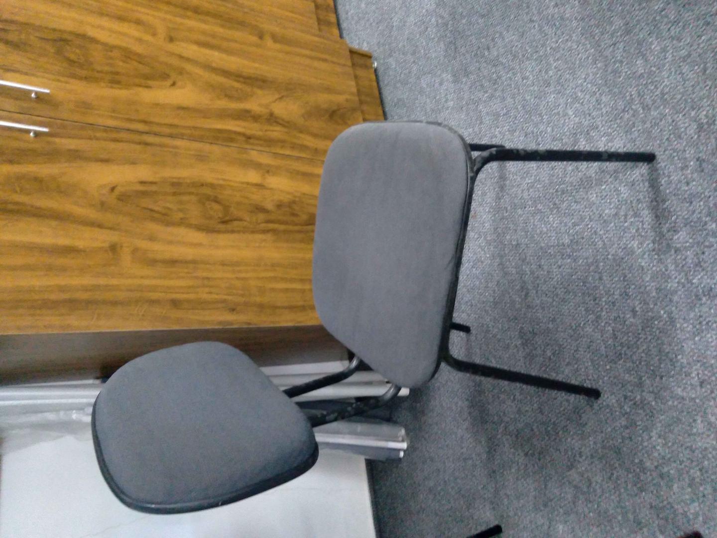 Cadeira de Escritório fixa s/ braços s/ rodas  em Estofado / Tecido Cinza