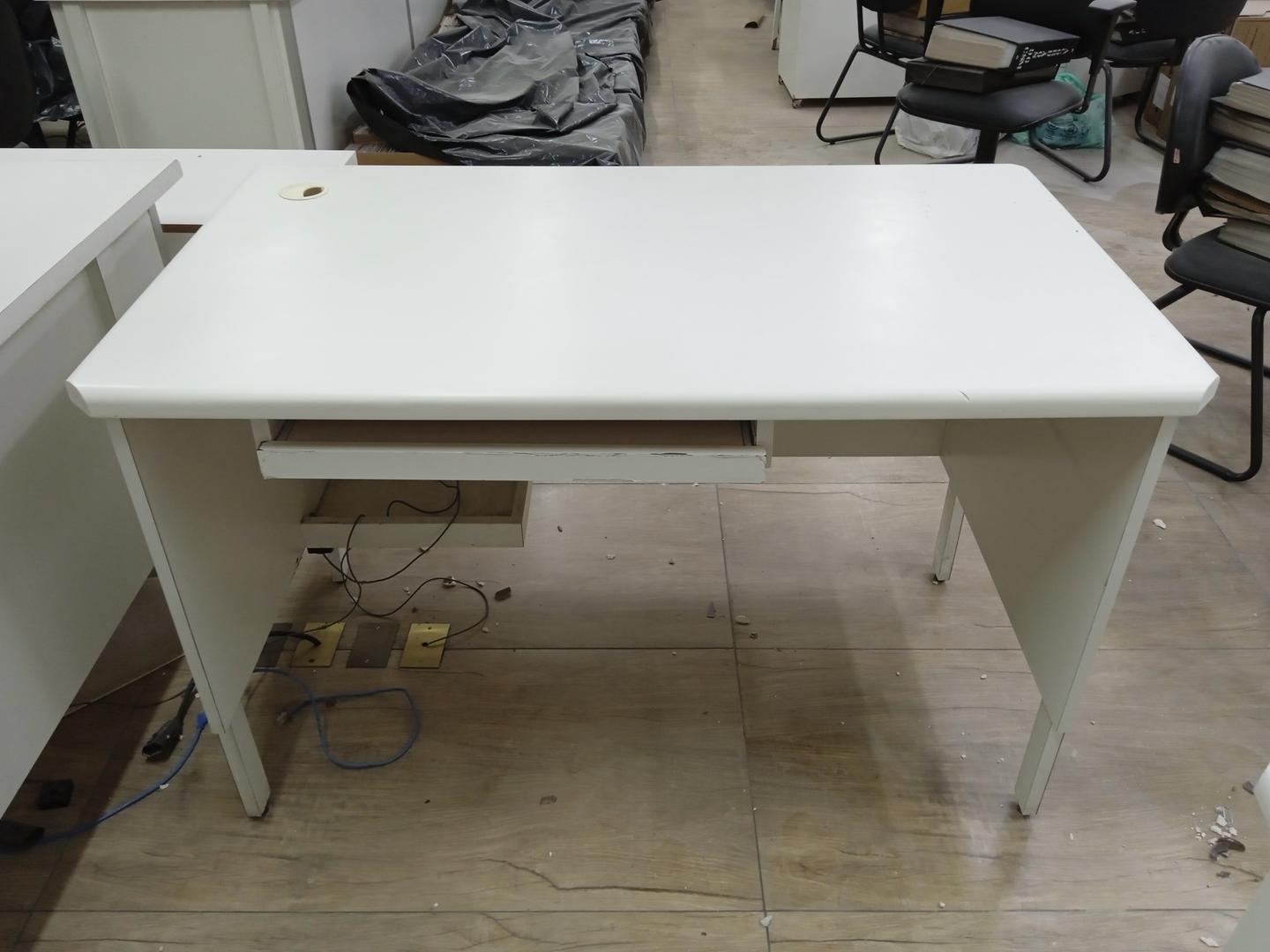 Mesa de Escritório c/ 1 prancha de correr em MDF Branco 80 cm x 120 cm x 70 cm