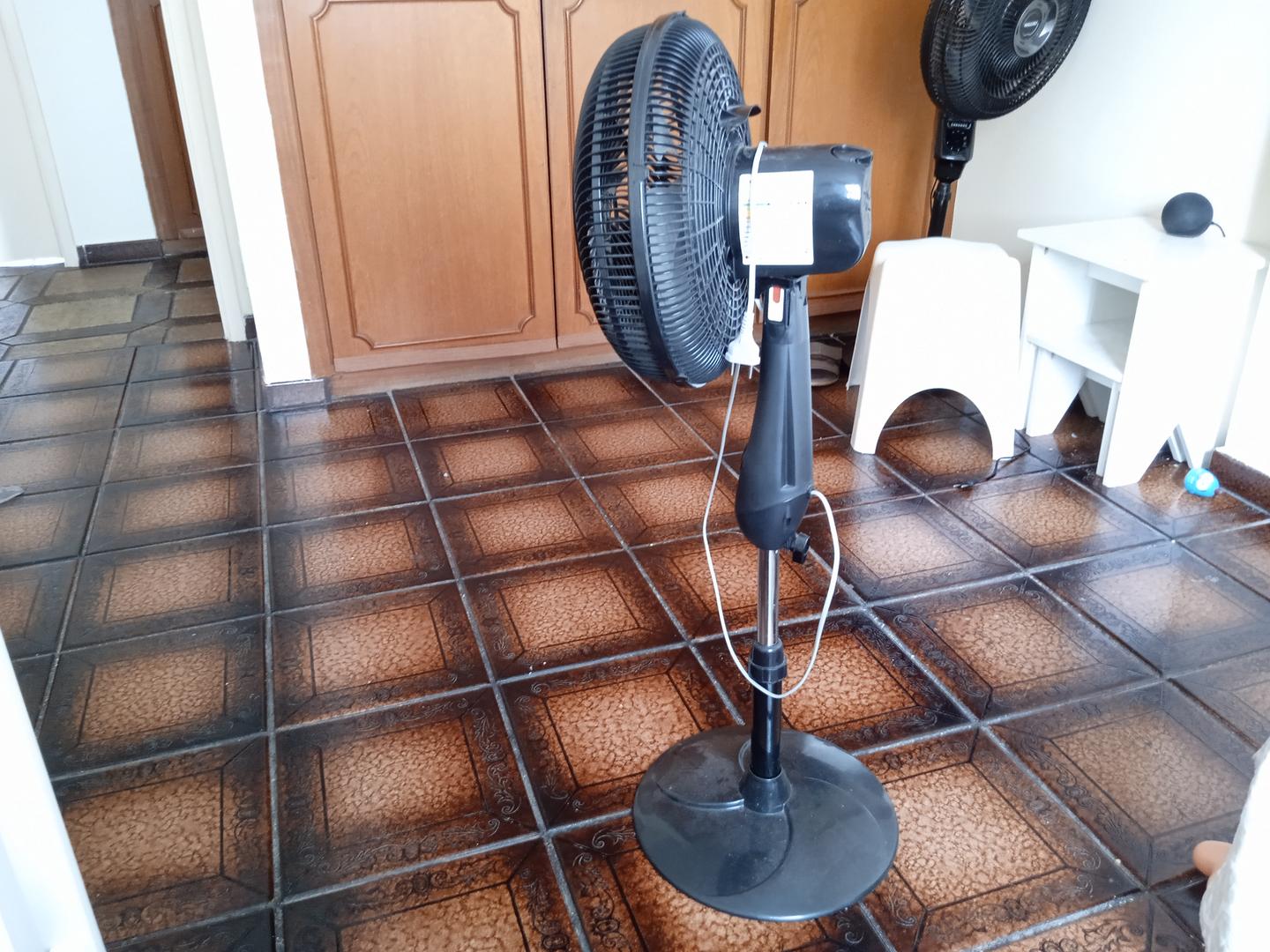 Ventilador c/ regulagem de altura Britânia MT30 em Plástico Preto 90 cm x 30 cm x 30 cm