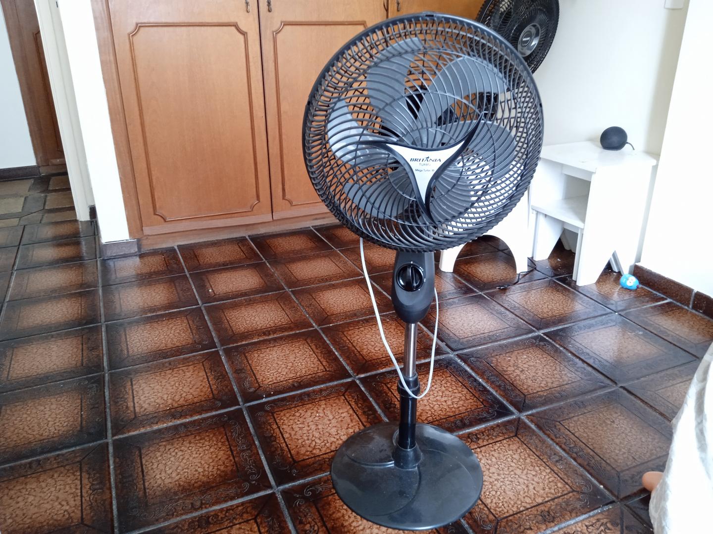 Ventilador c/ regulagem de altura Britânia MT30 em Plástico Preto 90 cm x 30 cm x 30 cm