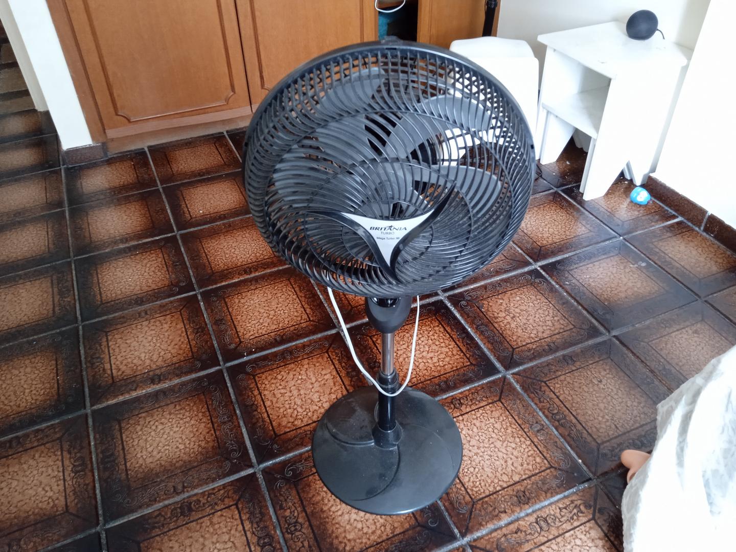 Ventilador c/ regulagem de altura Britânia MT30 em Plástico Preto 90 cm x 30 cm x 30 cm