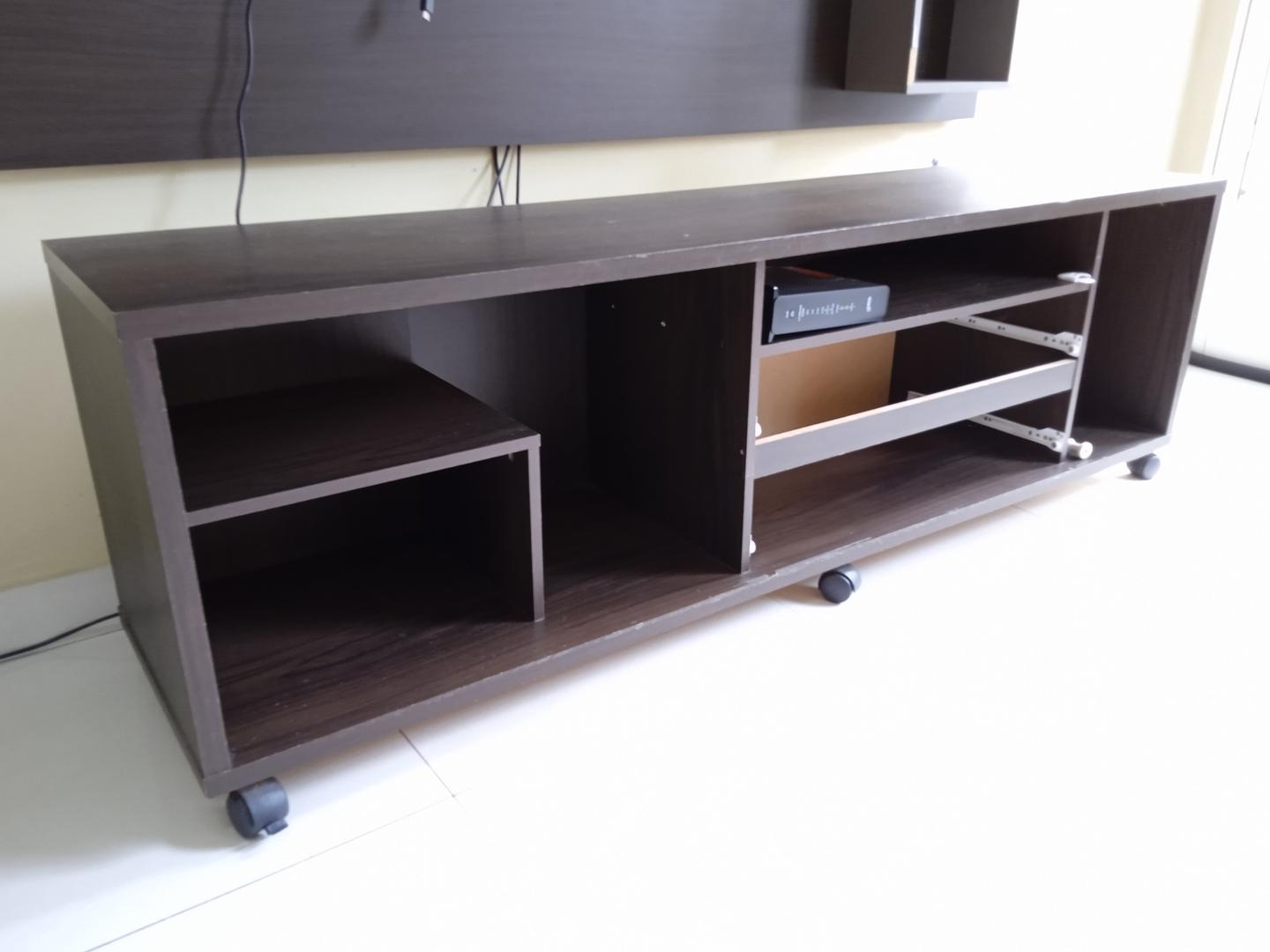 Rack 3 nichos 2 gavetas e rodas em MDF Marrom 57 cm x 188 cm x 44 cm