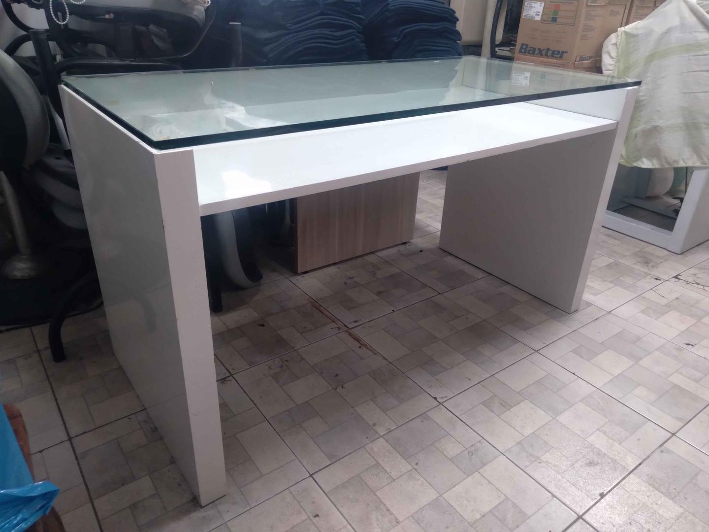 Mesa c/ tampo de vidro  em MDP / Vidro Branco 78 cm x 140 cm x 64 cm