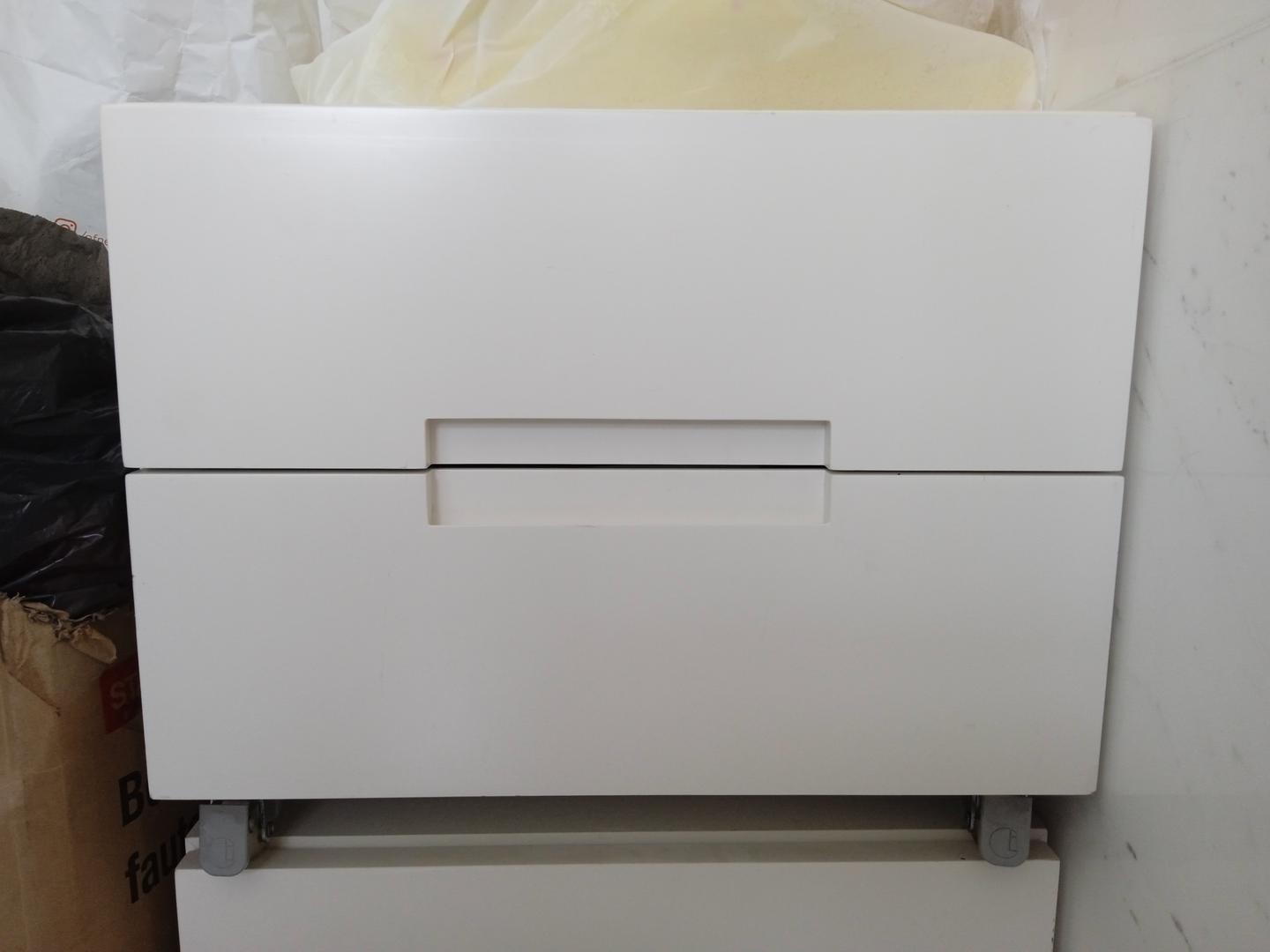 Mesa de cabeceira c/ 2 gavetas e rodas em MDF Branco 38 cm x 50 cm x 53 cm