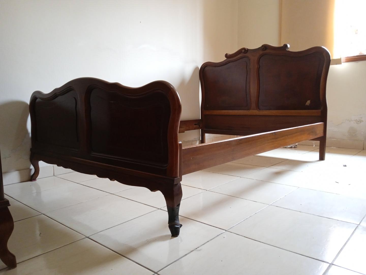 Cama de casal padrão antiga em Madeira Marrom 110 cm x 142 cm x 198 cm