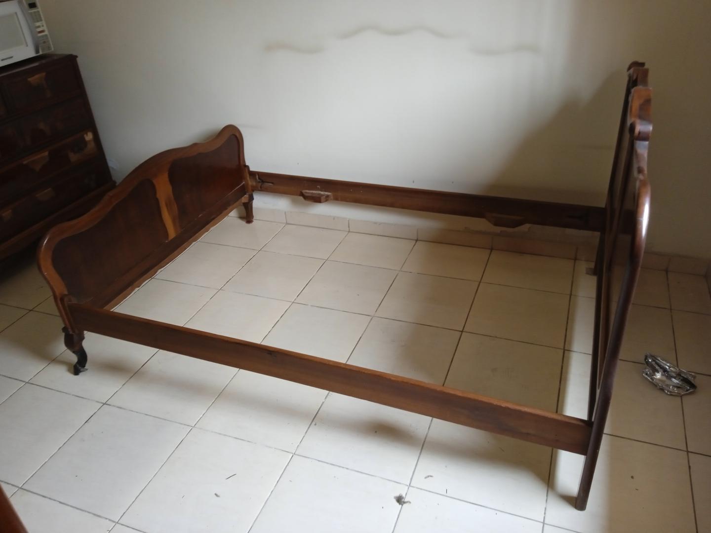 Cama de casal padrão antiga em Madeira Marrom 110 cm x 142 cm x 198 cm