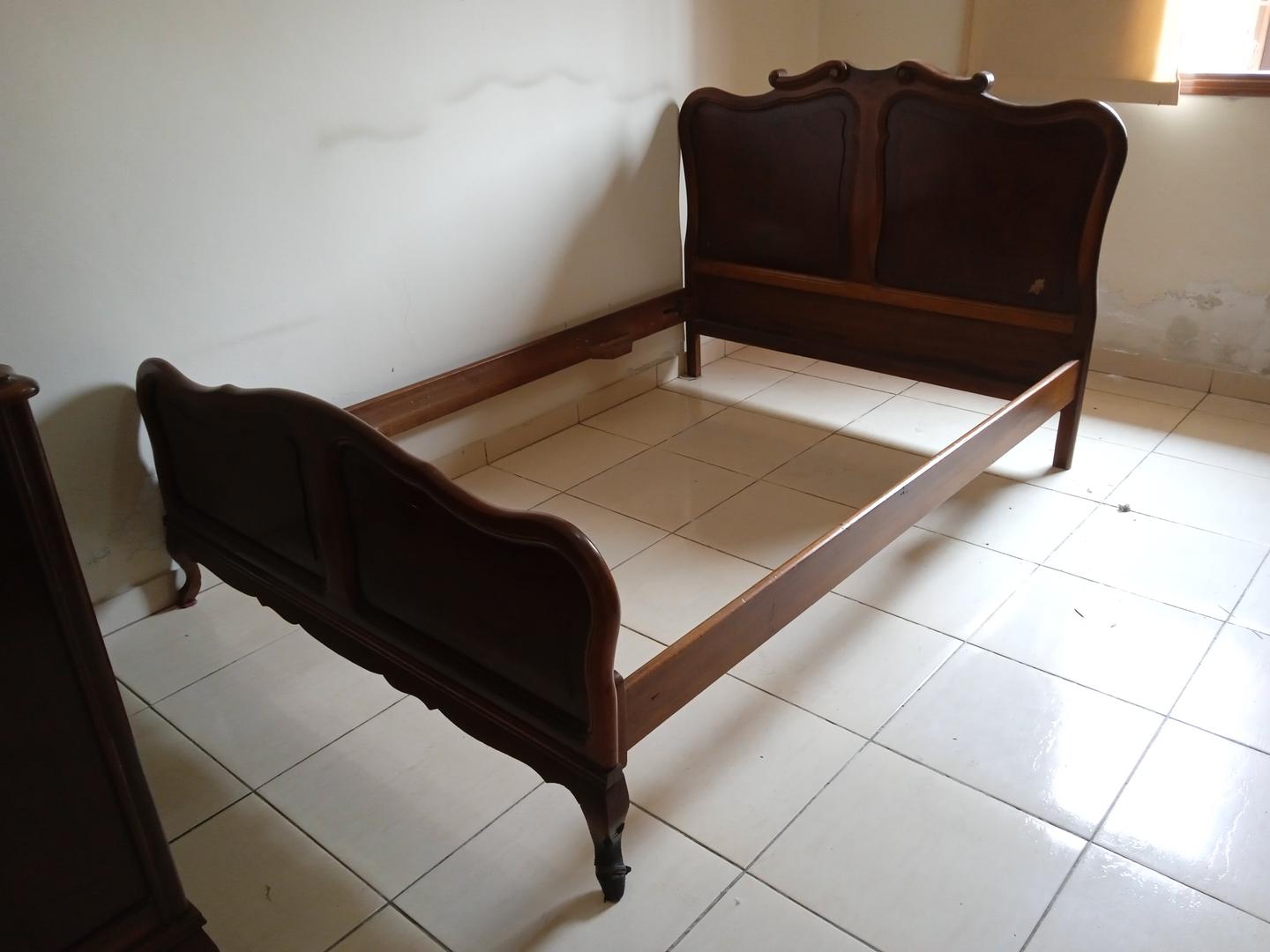 Cama de casal padrão antiga em Madeira Marrom 110 cm x 142 cm x 198 cm