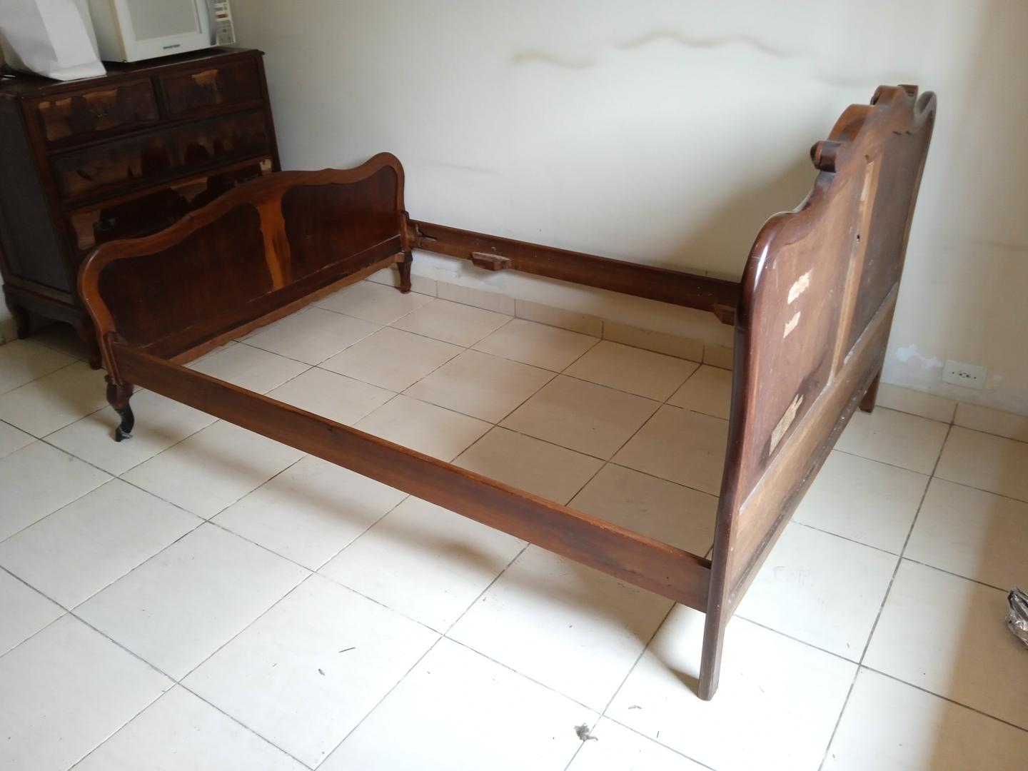 Cama de casal padrão antiga em Madeira Marrom 110 cm x 142 cm x 198 cm