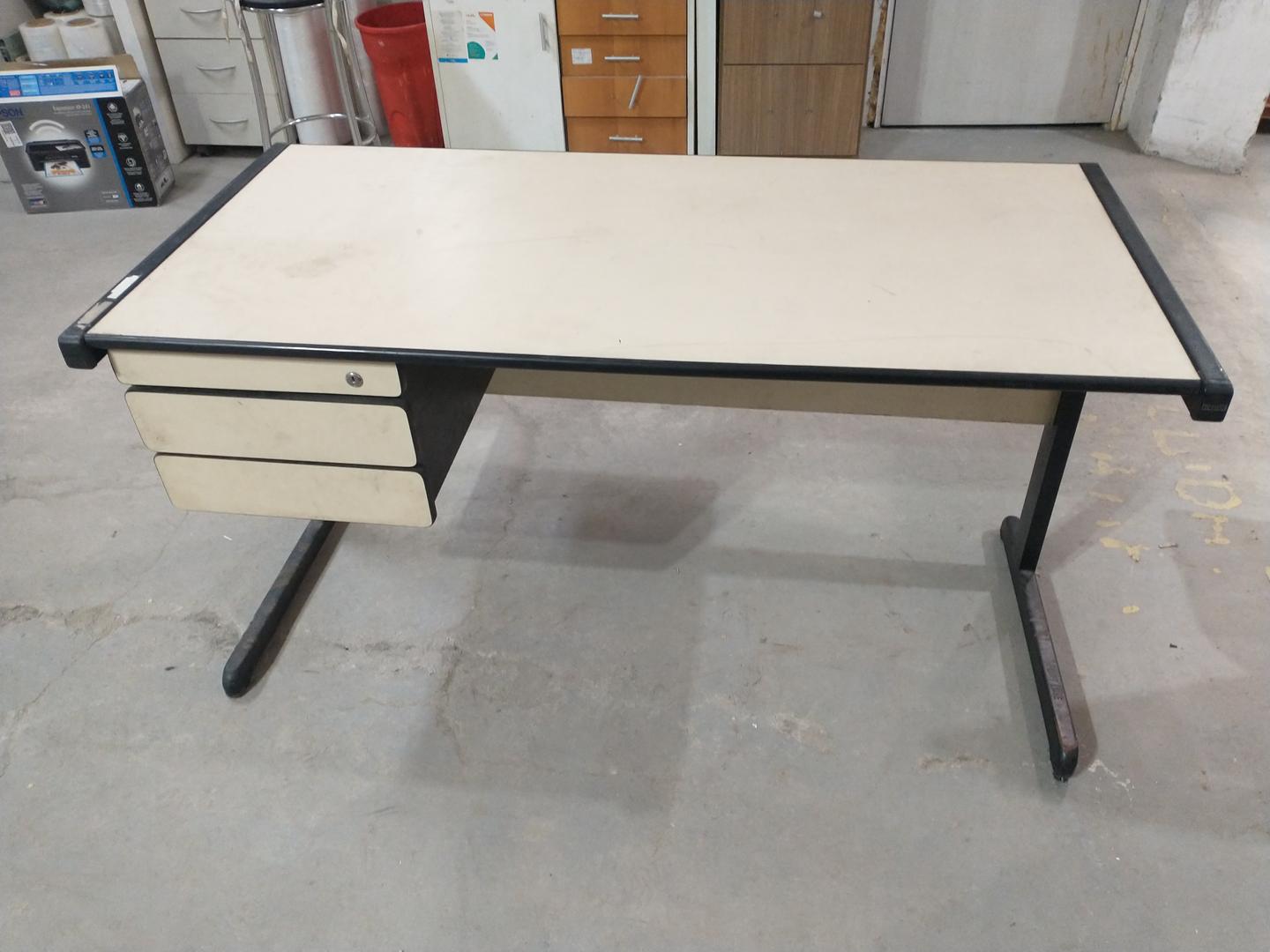 Mesa de Escritório c/ 2 gavetas em MDP Bege 73 cm x 140 cm x 69 cm