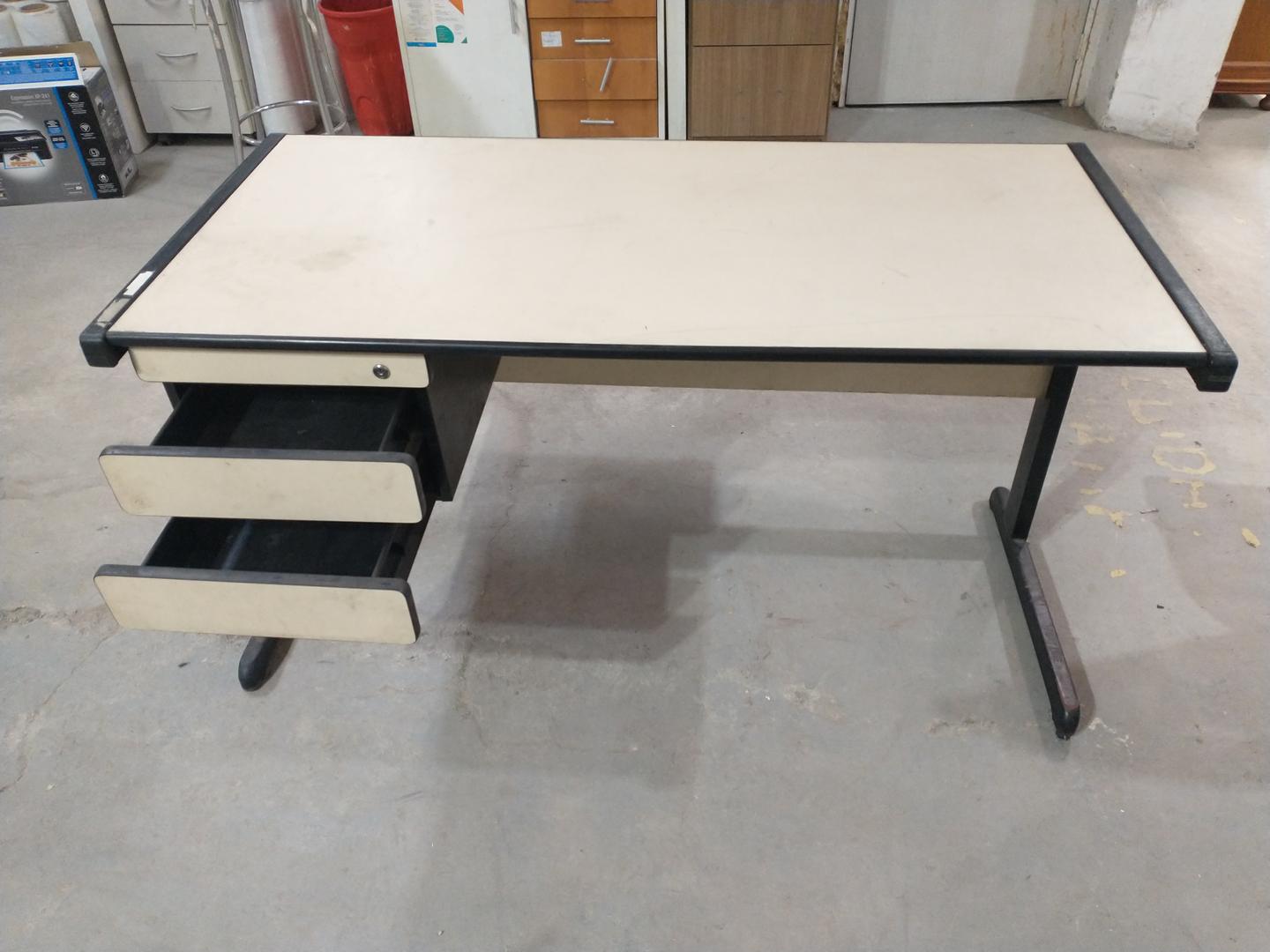 Mesa de Escritório c/ 2 gavetas em MDP Bege 73 cm x 140 cm x 69 cm