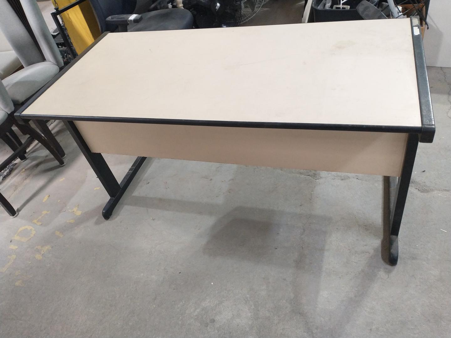 Mesa de Escritório c/ 2 gavetas em MDP Bege 73 cm x 140 cm x 69 cm