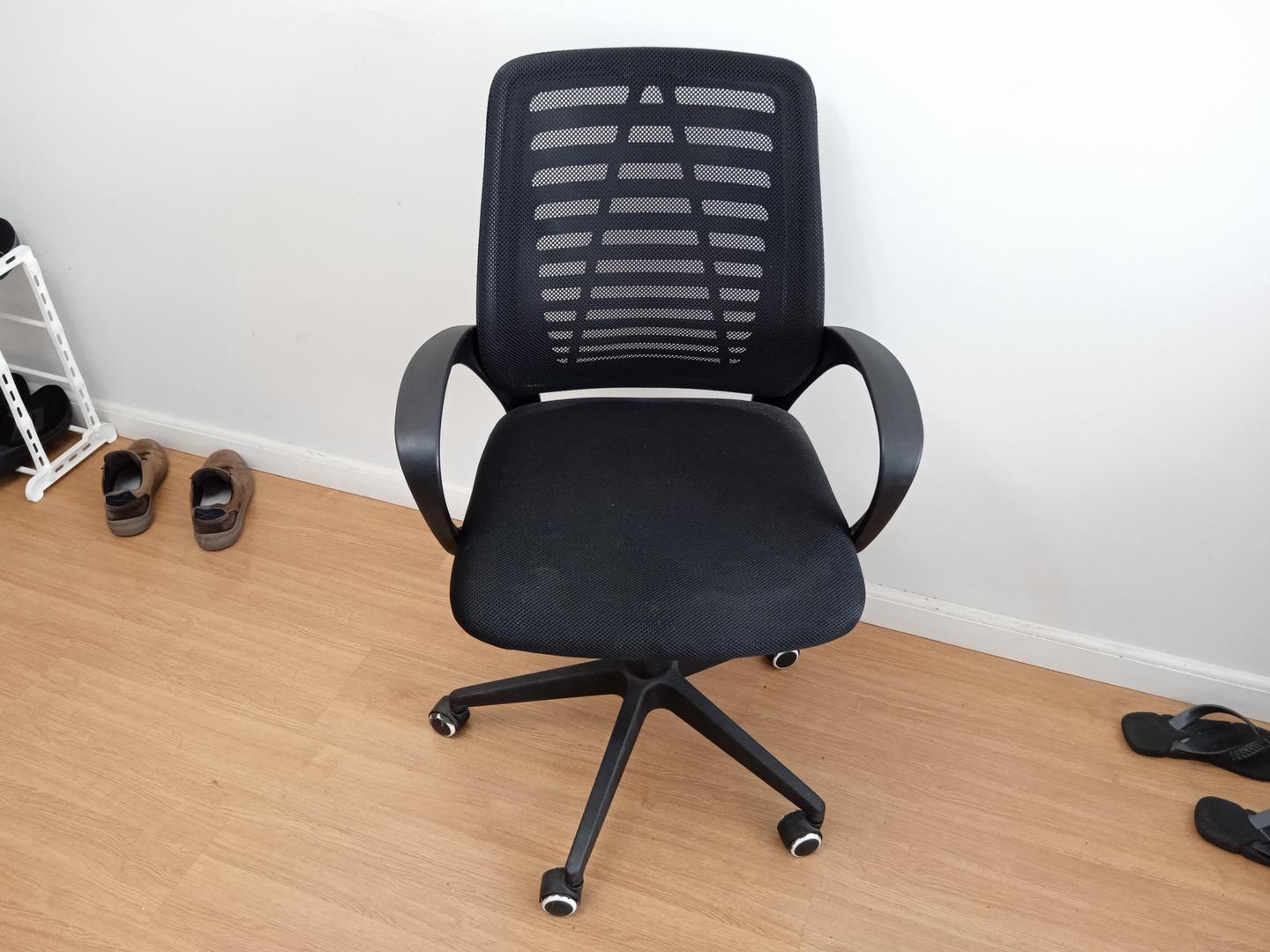 Cadeira giratória c/ braços e rodas Tok&Stok em Plástico Preto 100 cm x 62 cm x 55 cm