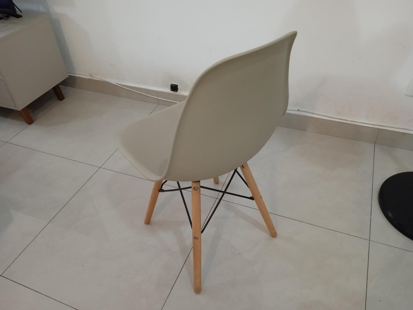 Cadeira de jantar fixa s/ braços Eames Tok&Stok em Plástico / MDF Cinza