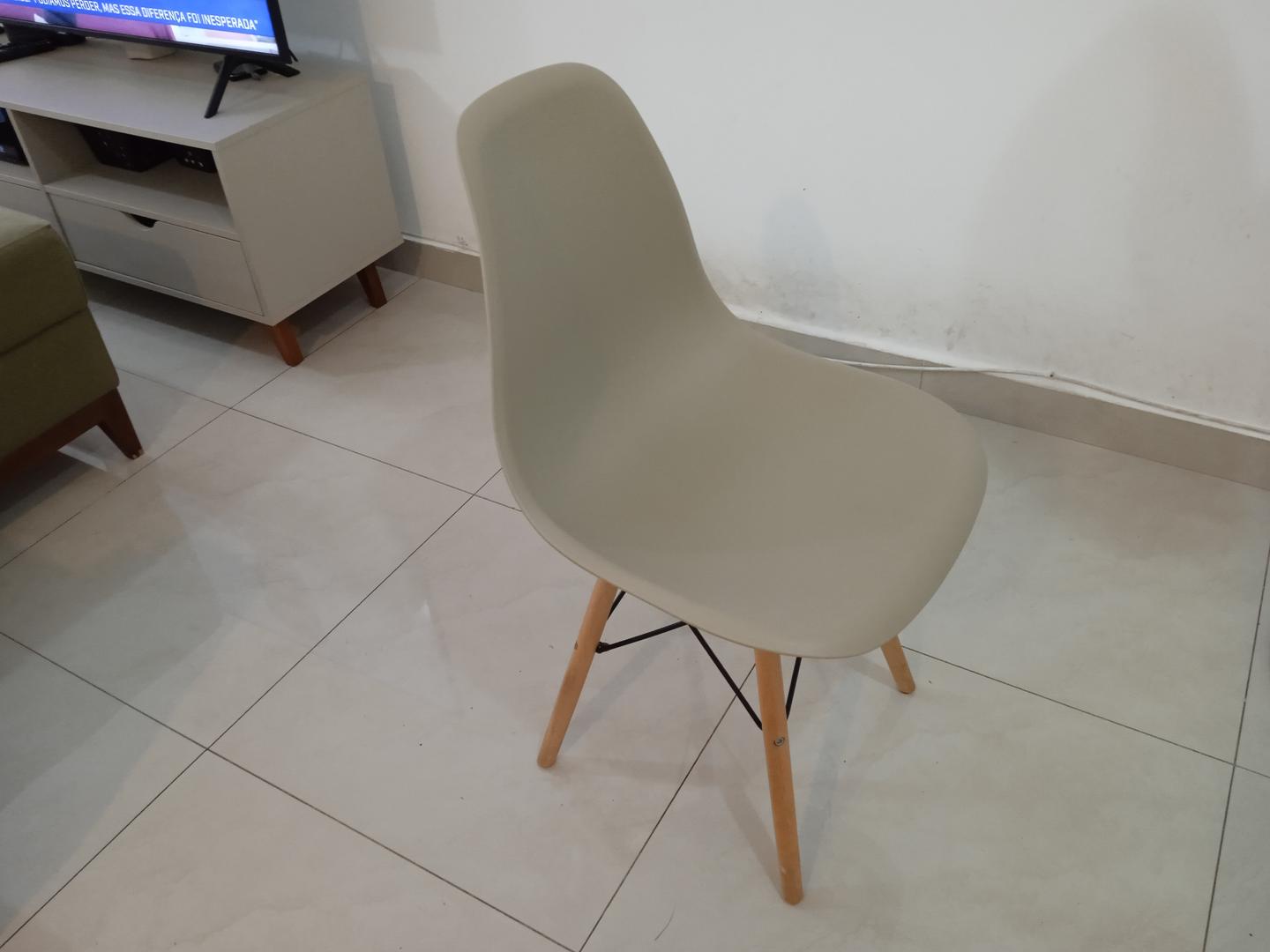 Cadeira de jantar fixa s/ braços Eames Tok&Stok em Plástico / MDF Cinza