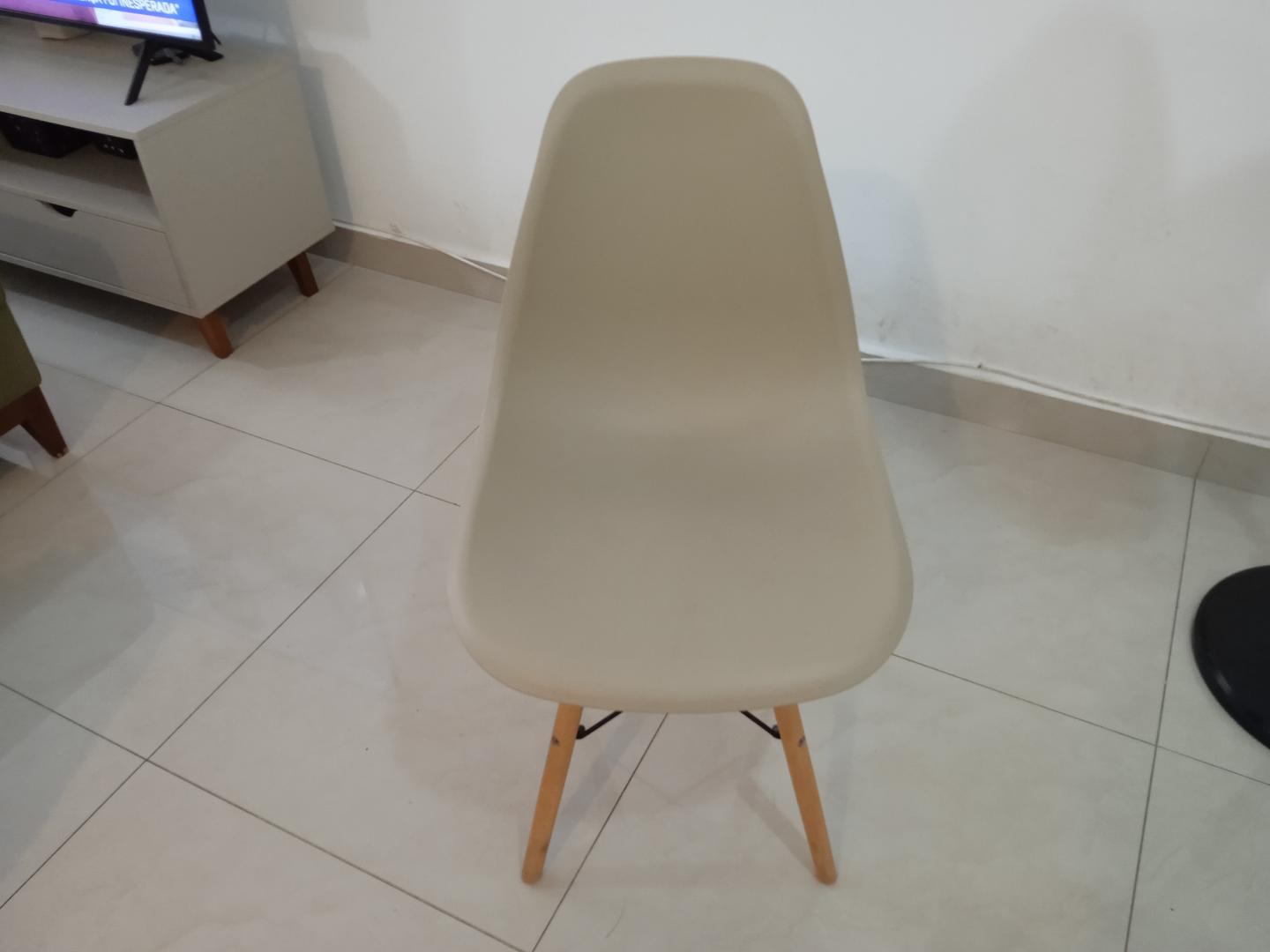 Cadeira de jantar fixa s/ braços Eames Tok&Stok em Plástico / MDF Cinza