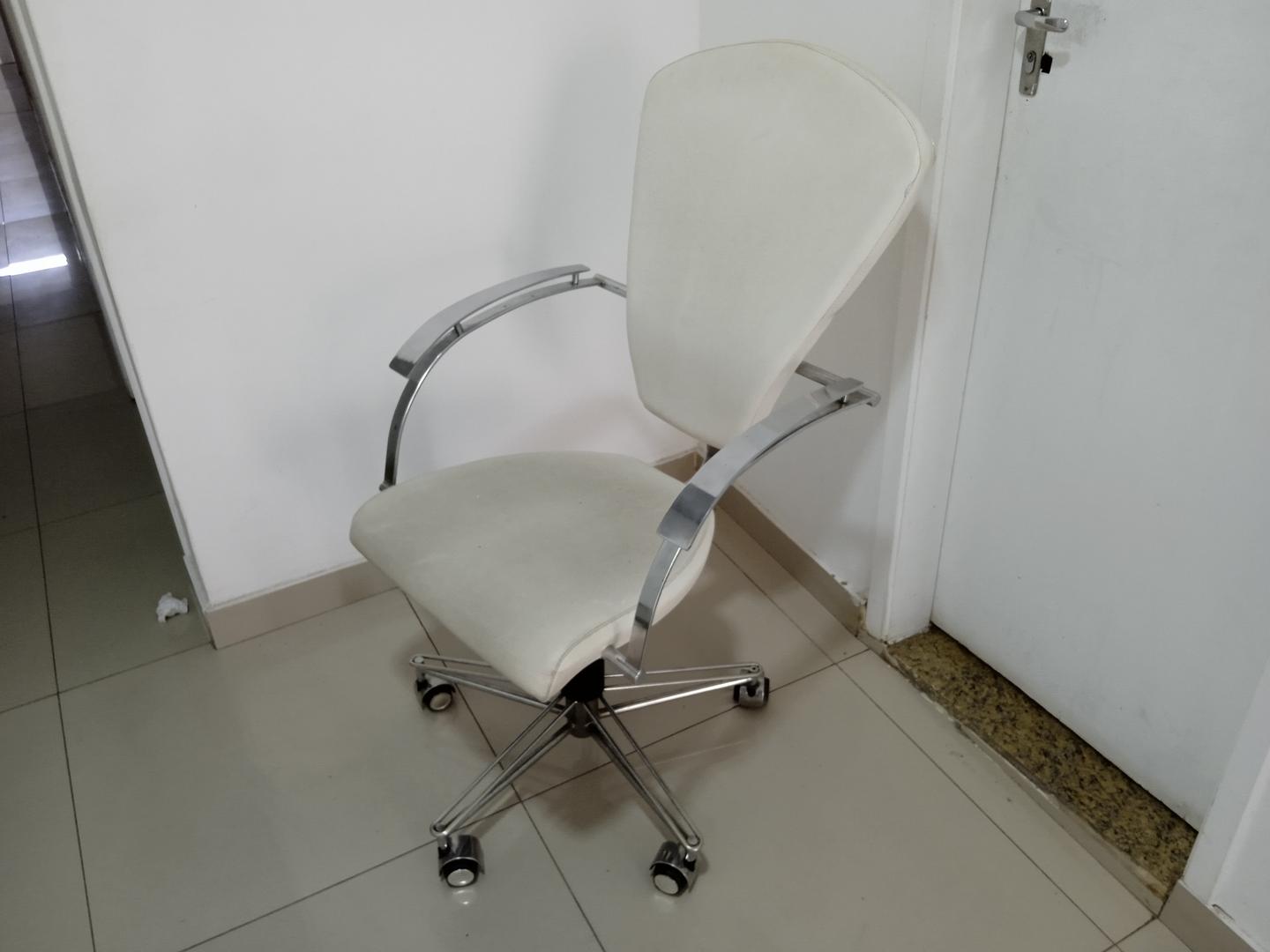 Cadeira giratória c/ braços e rodas em Aço / Couro Ecológico Branco